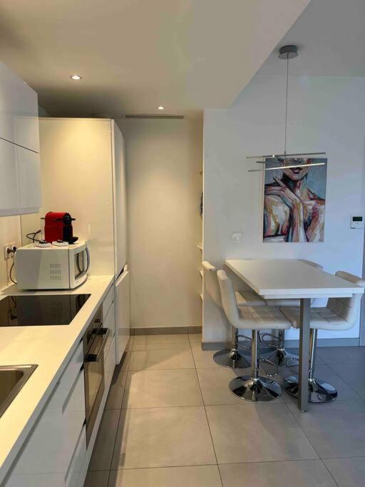 Tres Joli 2 Pieces Calme Ensoleille Avec Piscine Apartment Nice