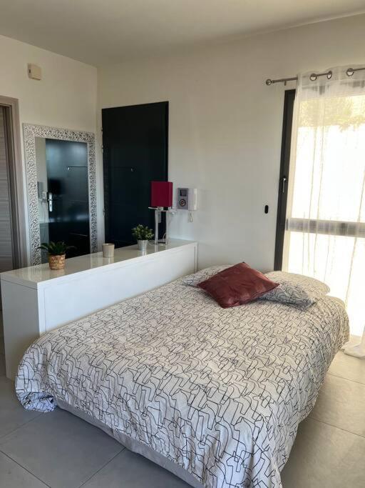 Tres Joli 2 Pieces Calme Ensoleille Avec Piscine Nice