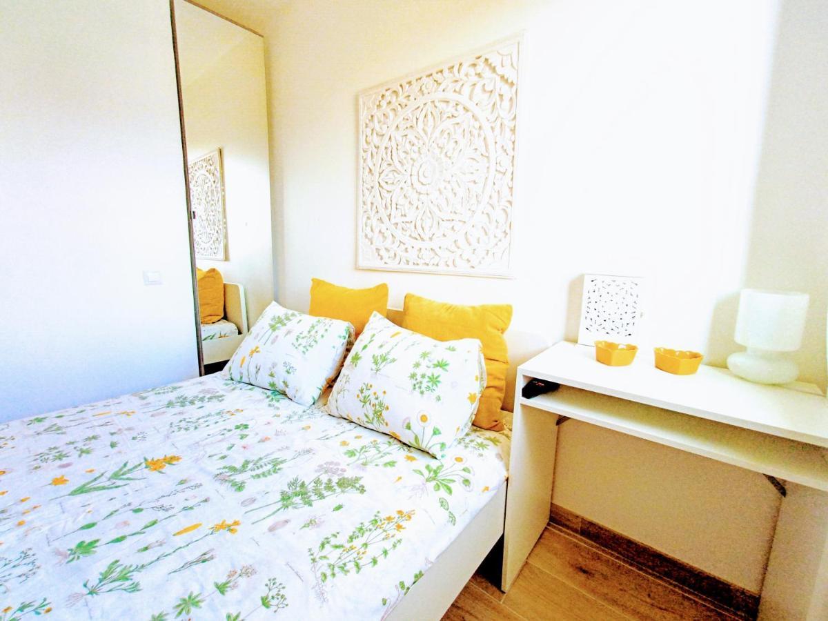 Private In Renovated - Tram 1 Min Walk Homestay