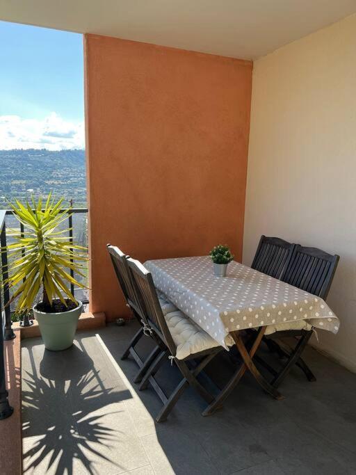 Tres Joli 2 Pieces Calme Ensoleille Avec Piscine *