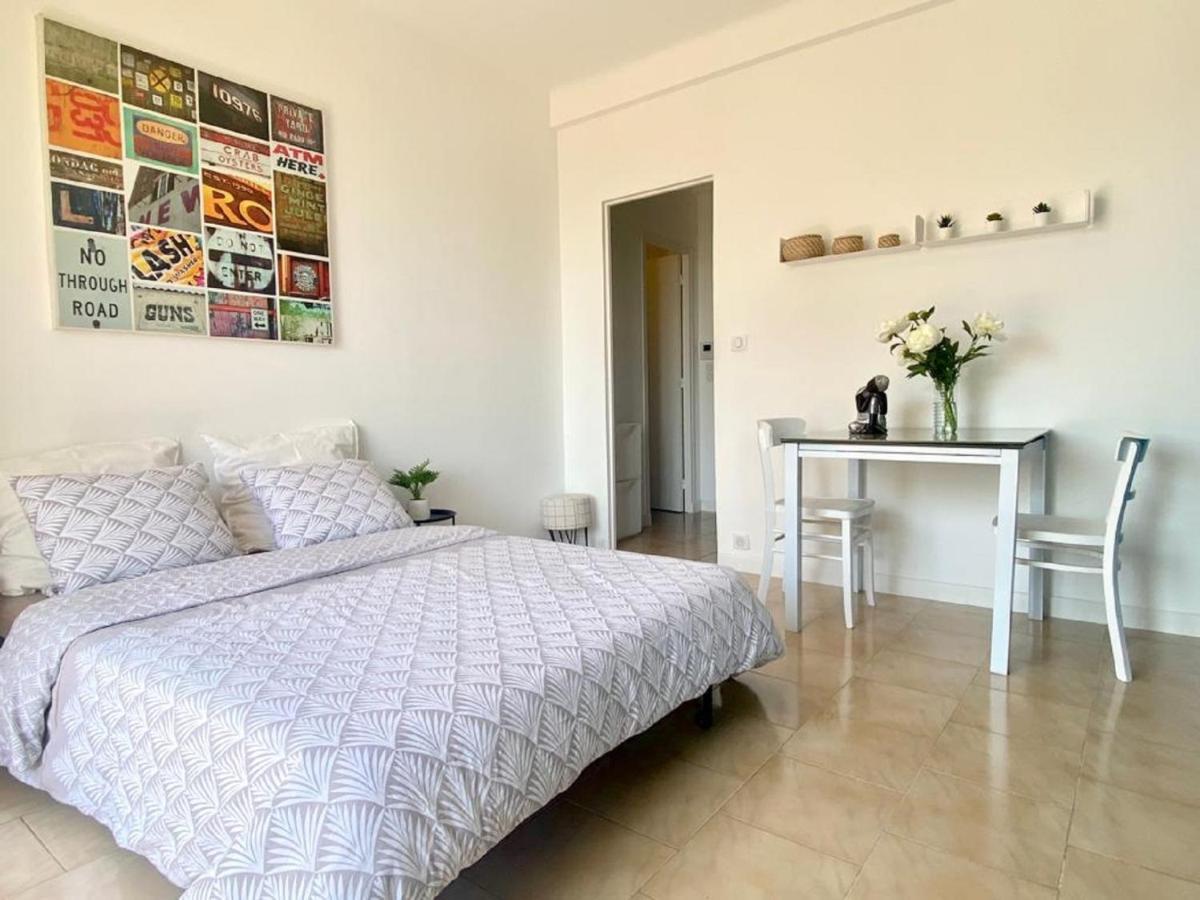 A 100 M De La Avec Clim Et Balcon Apartment Nice