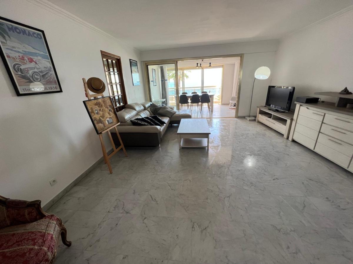 Beachfront Promenade Apartment: Sea Views And Easy Beach Access Nice