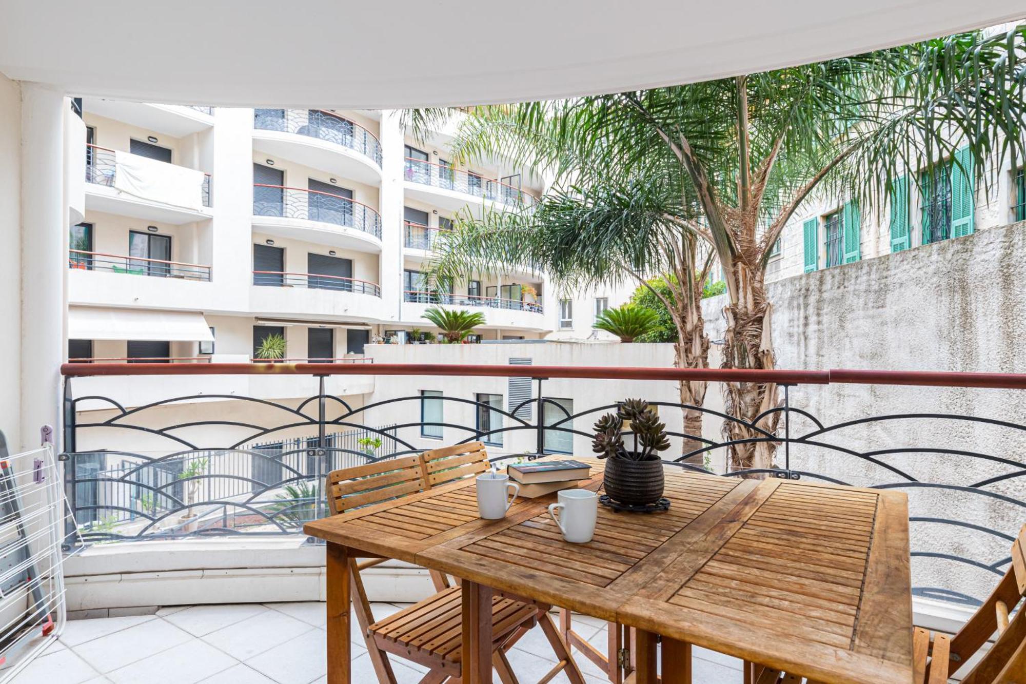 1 Bedroom Downtown Carre D'or With Garage Apartamento