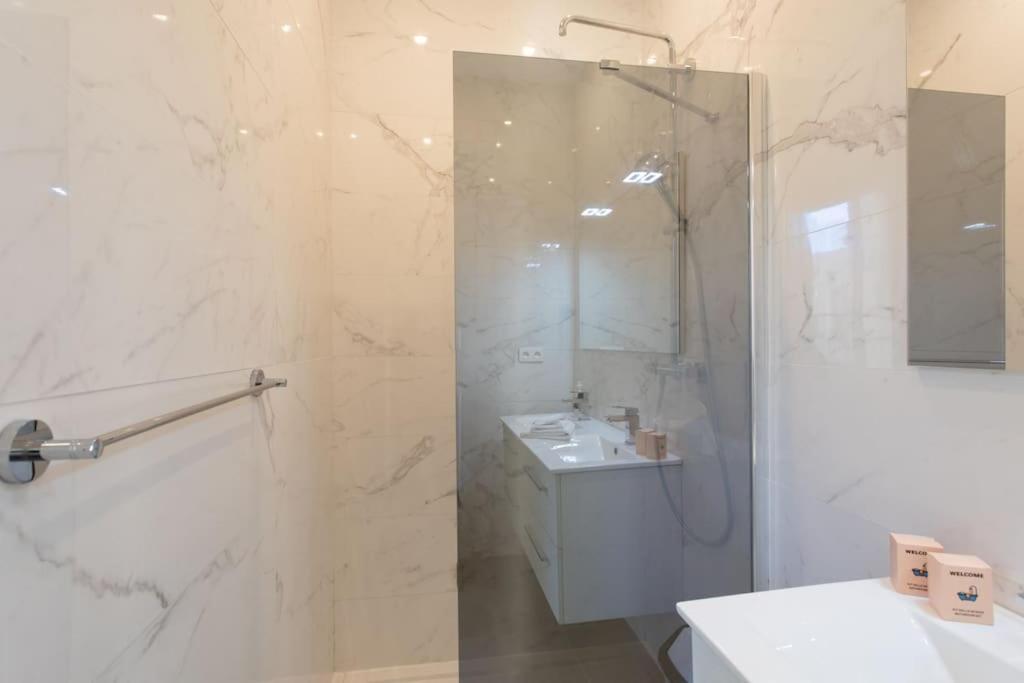 Apartment #22 Emma 2bdr Balcony Center Town 2mins Tramway