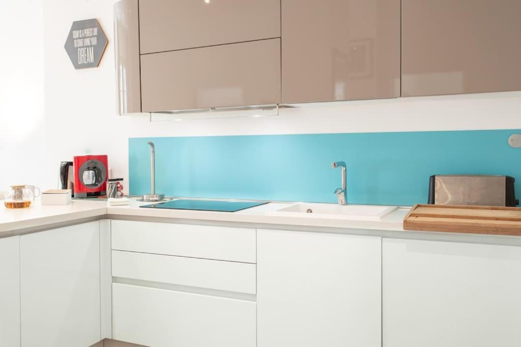 Apartment #22 Emma 2bdr Balcony Center Town 2mins Tramway *