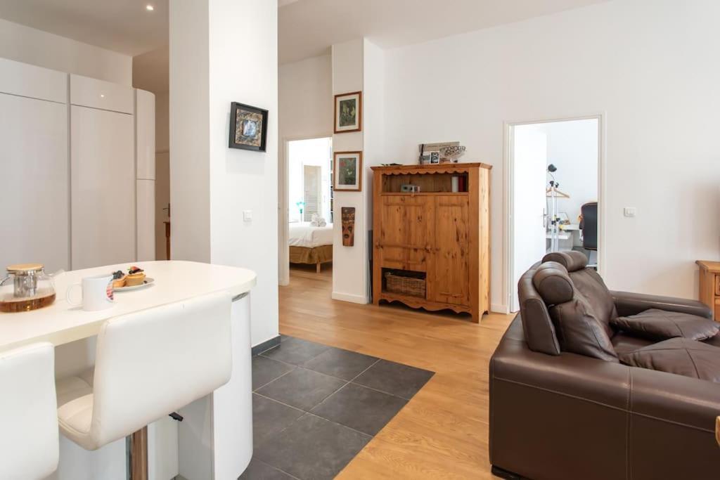 Apartment #22 Emma 2bdr Balcony Center Town 2mins Tramway