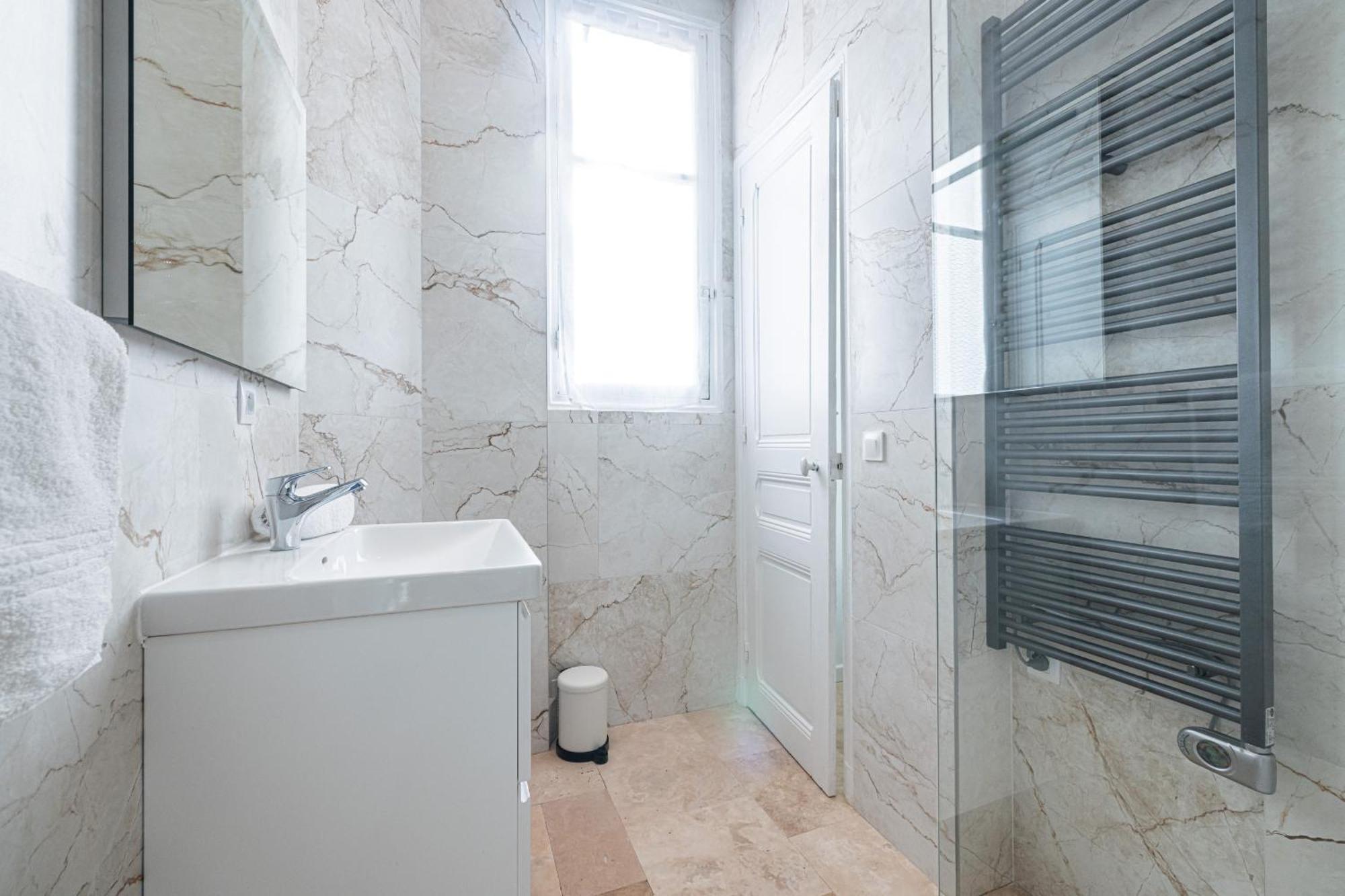 Lovely 2 Bdr Harbor Apartment