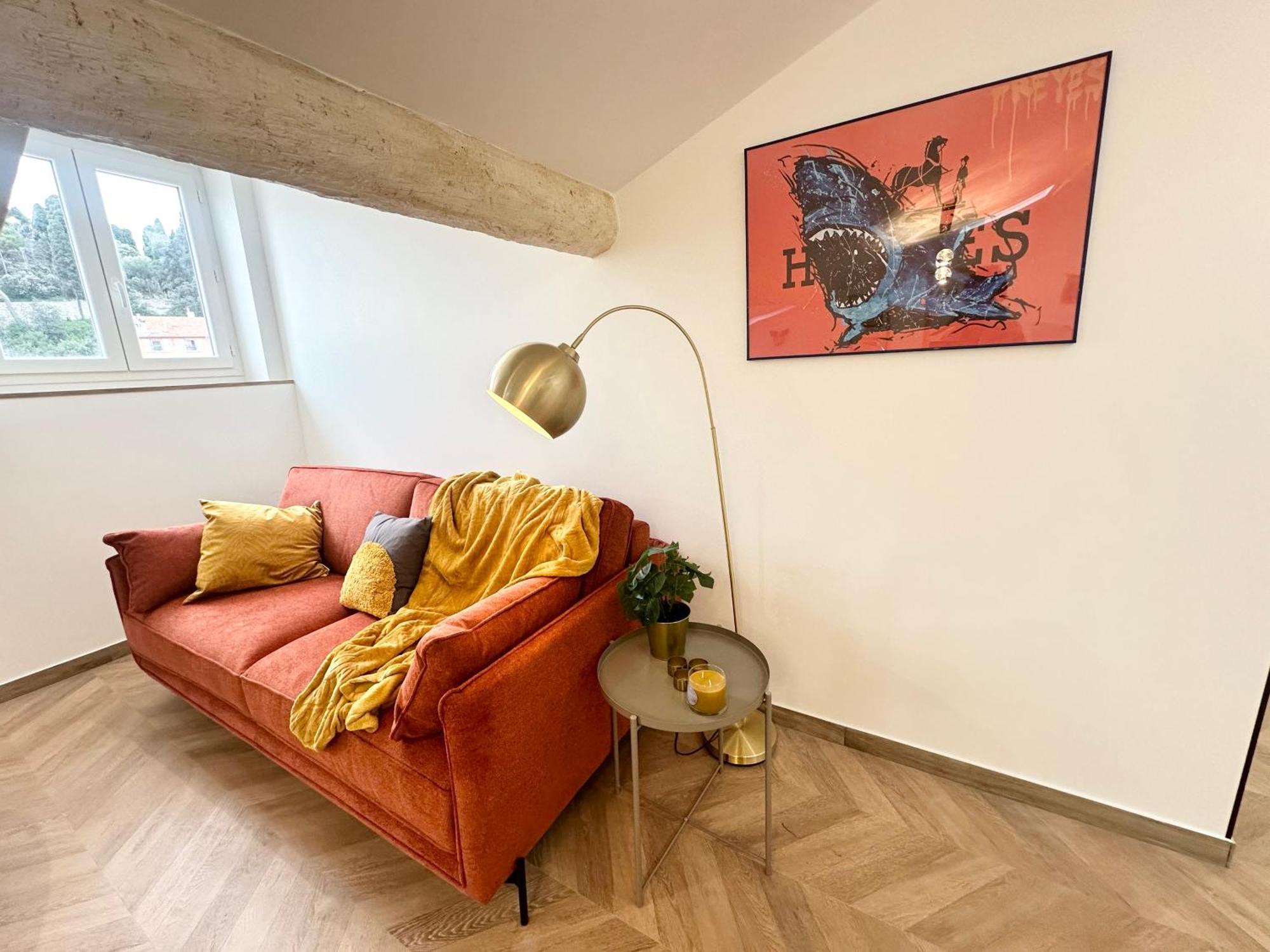 Elegant Mansarde-place Du Pin Apartment *