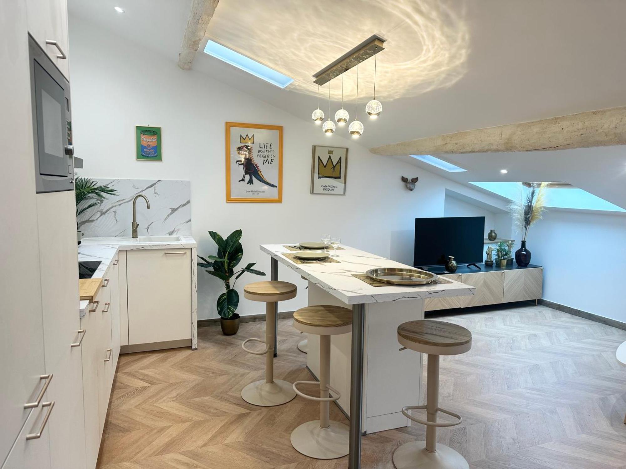 Apartment Elegant Mansarde-place Du Pin