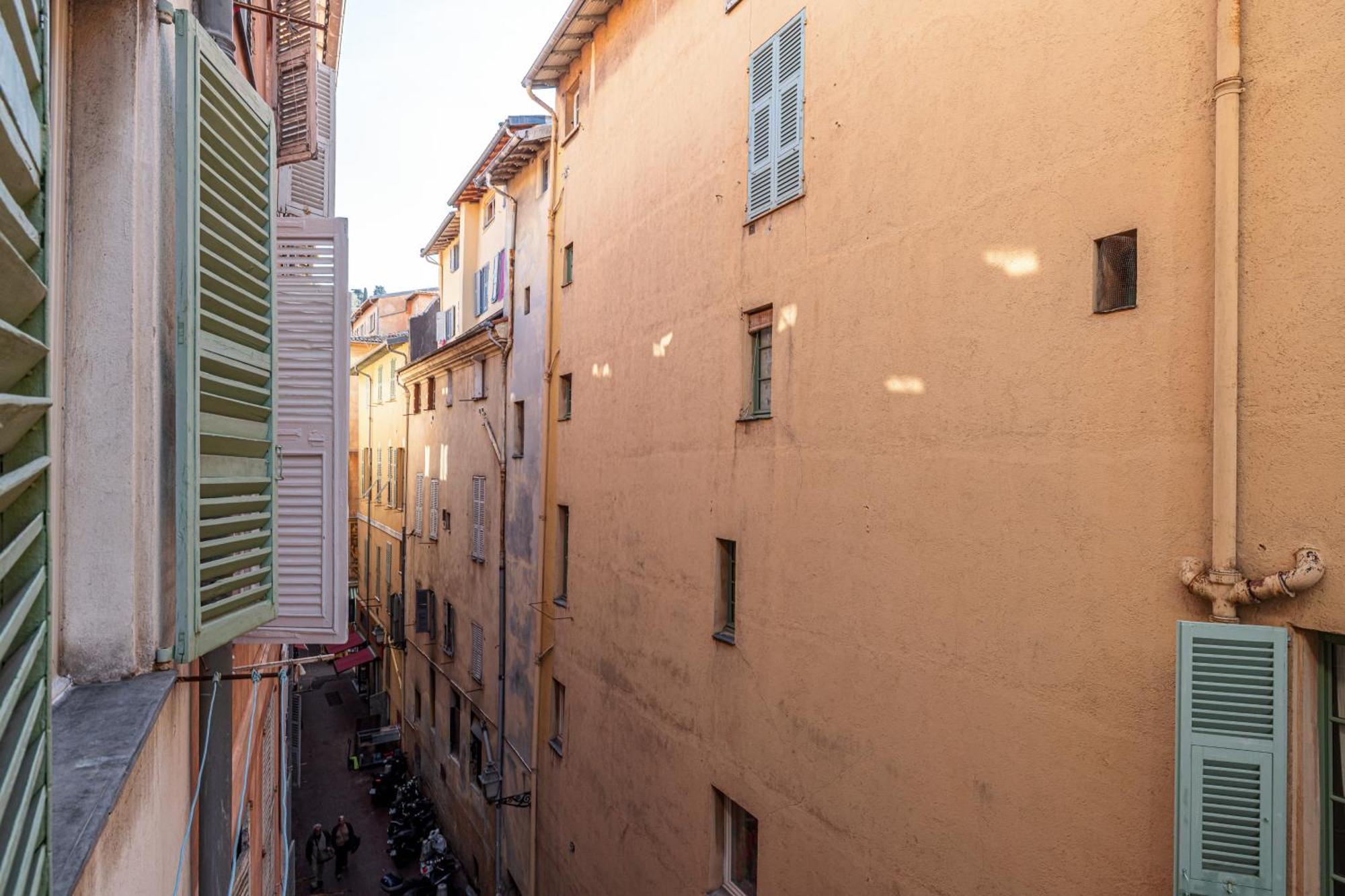 Large 100m From The Apartment *