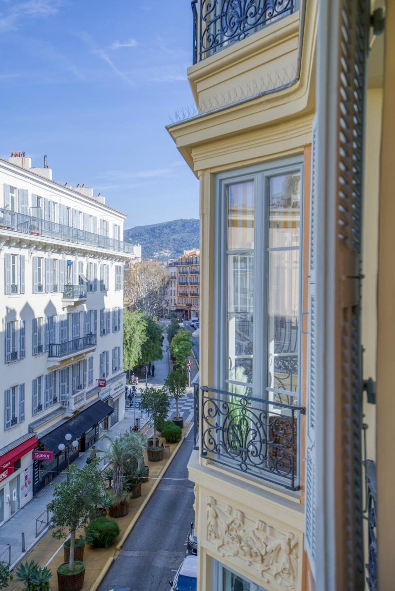 Sublime, Modern, Balconies, A/c, Refurbished Apartment *