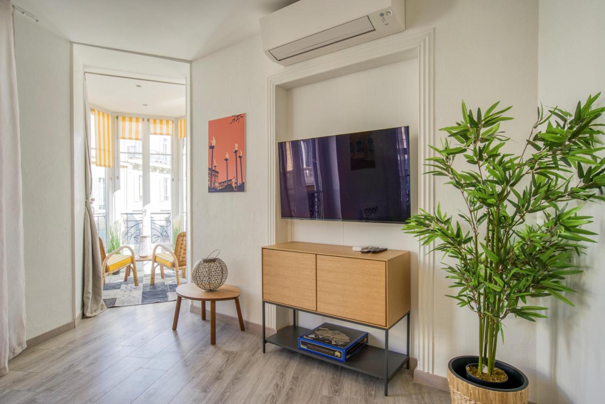 Sublime, Modern, Balconies, A/c, Refurbished Apartment Nice