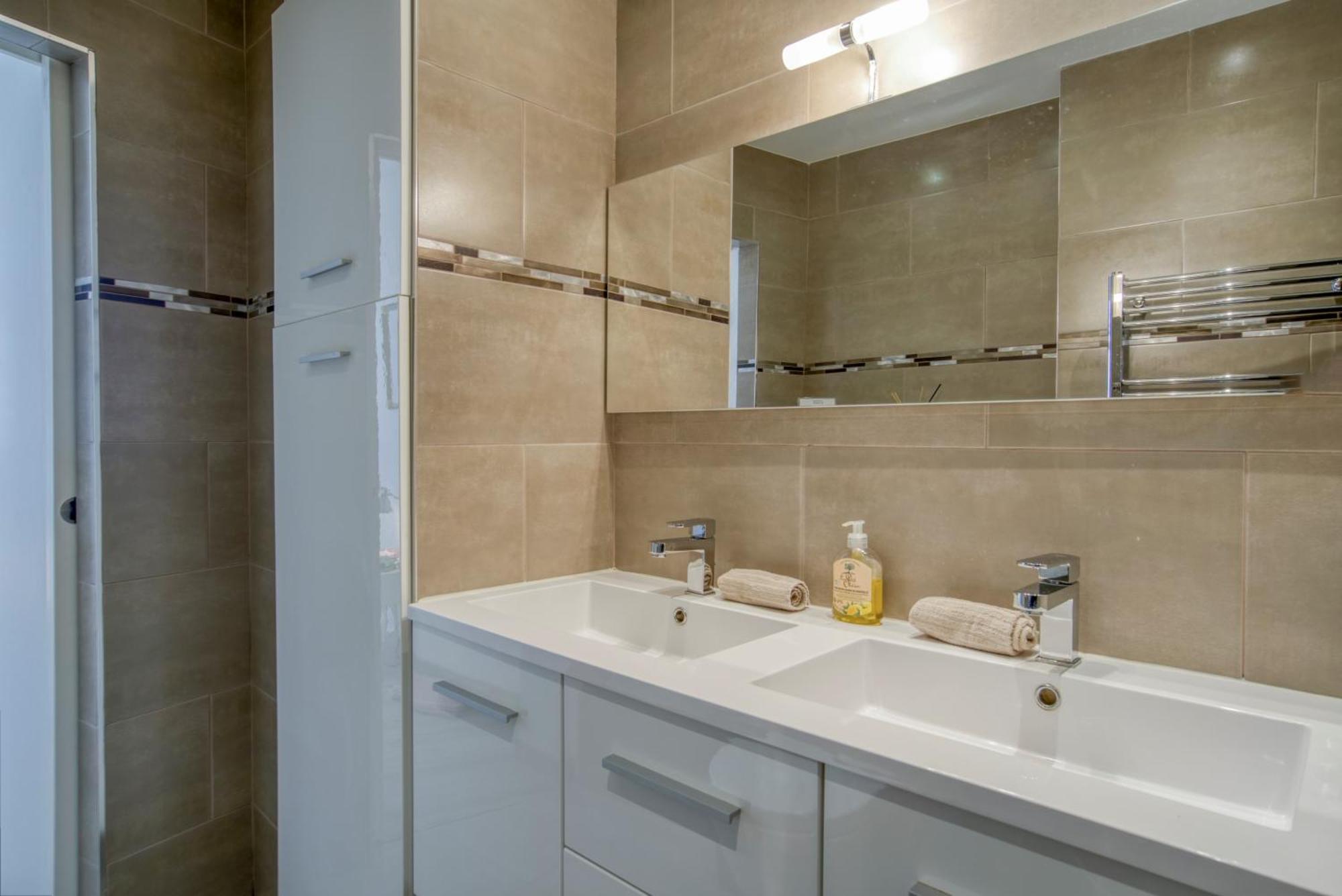 Sublime, Modern, Balconies, A/c, Refurbished Apartment *