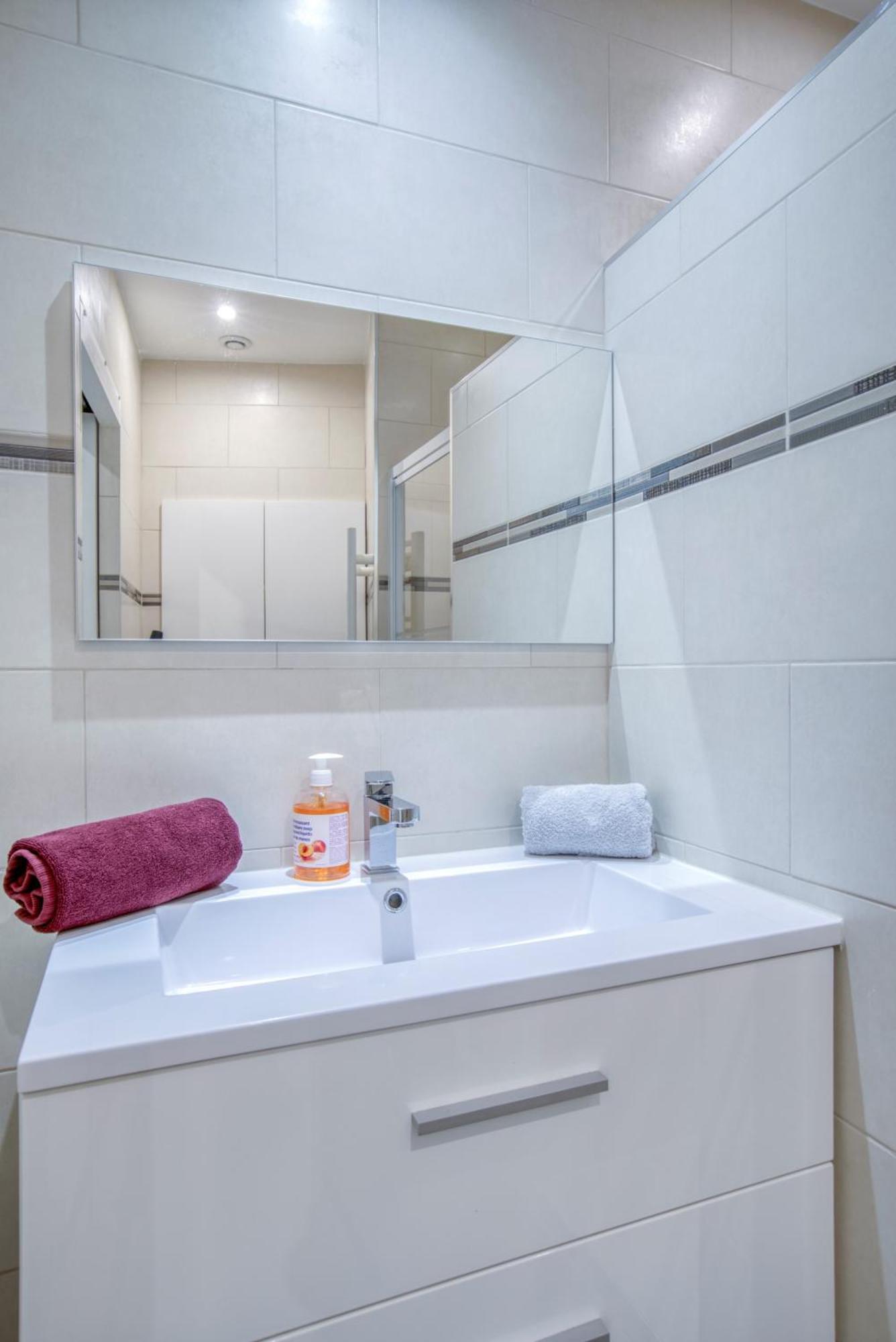 Apartment Sublime, Modern, Balconies, A/c, Refurbished