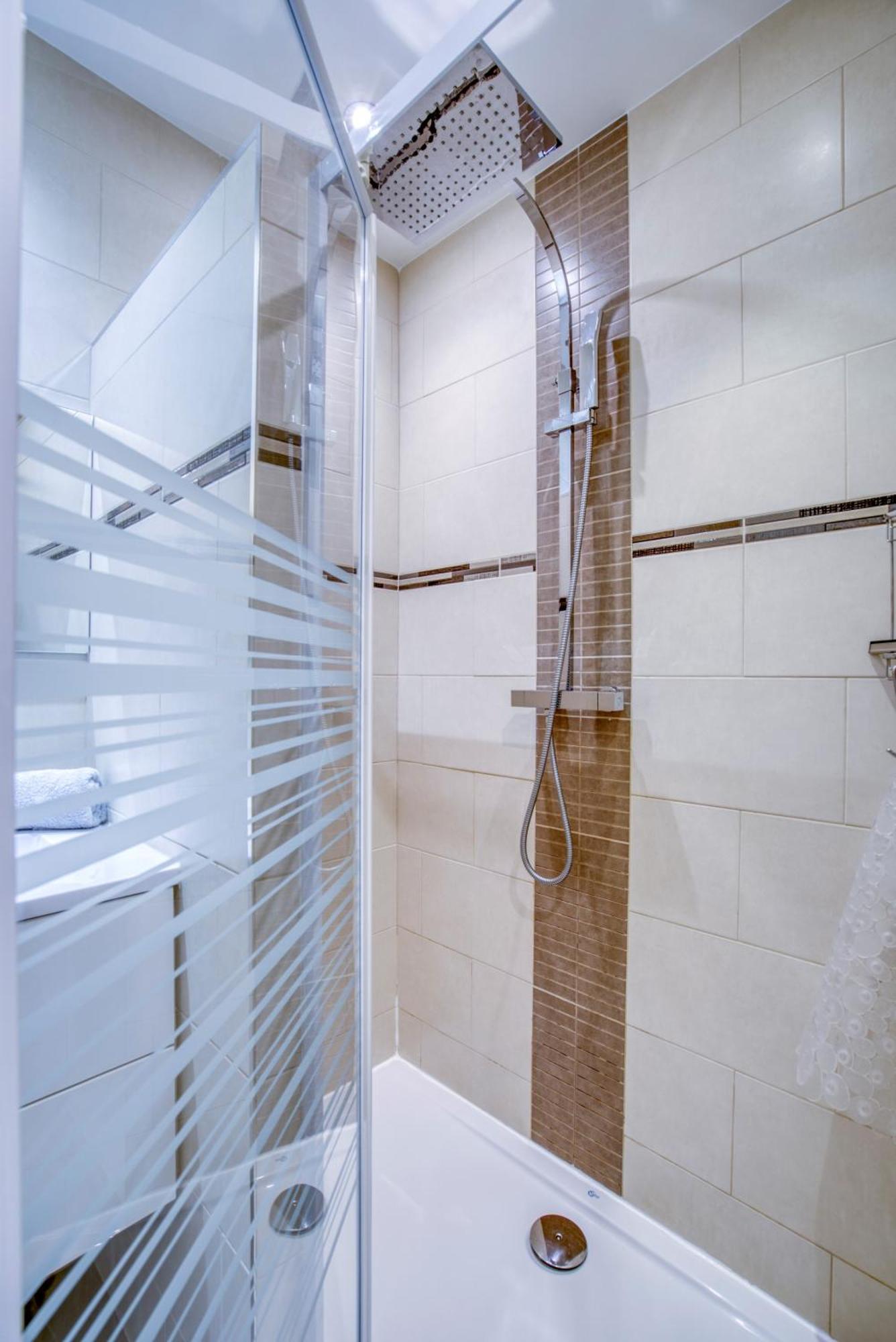 Sublime, Modern, Balconies, A/c, Refurbished Apartment *