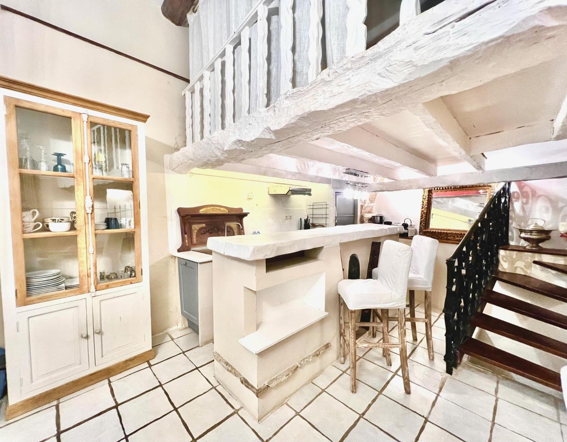 Riviera: Charming 4-room Beachside In Old Town Apartment Nice