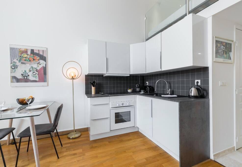 Deloye - Spacious Quiet Studio Wac Near Old Town Apartment *