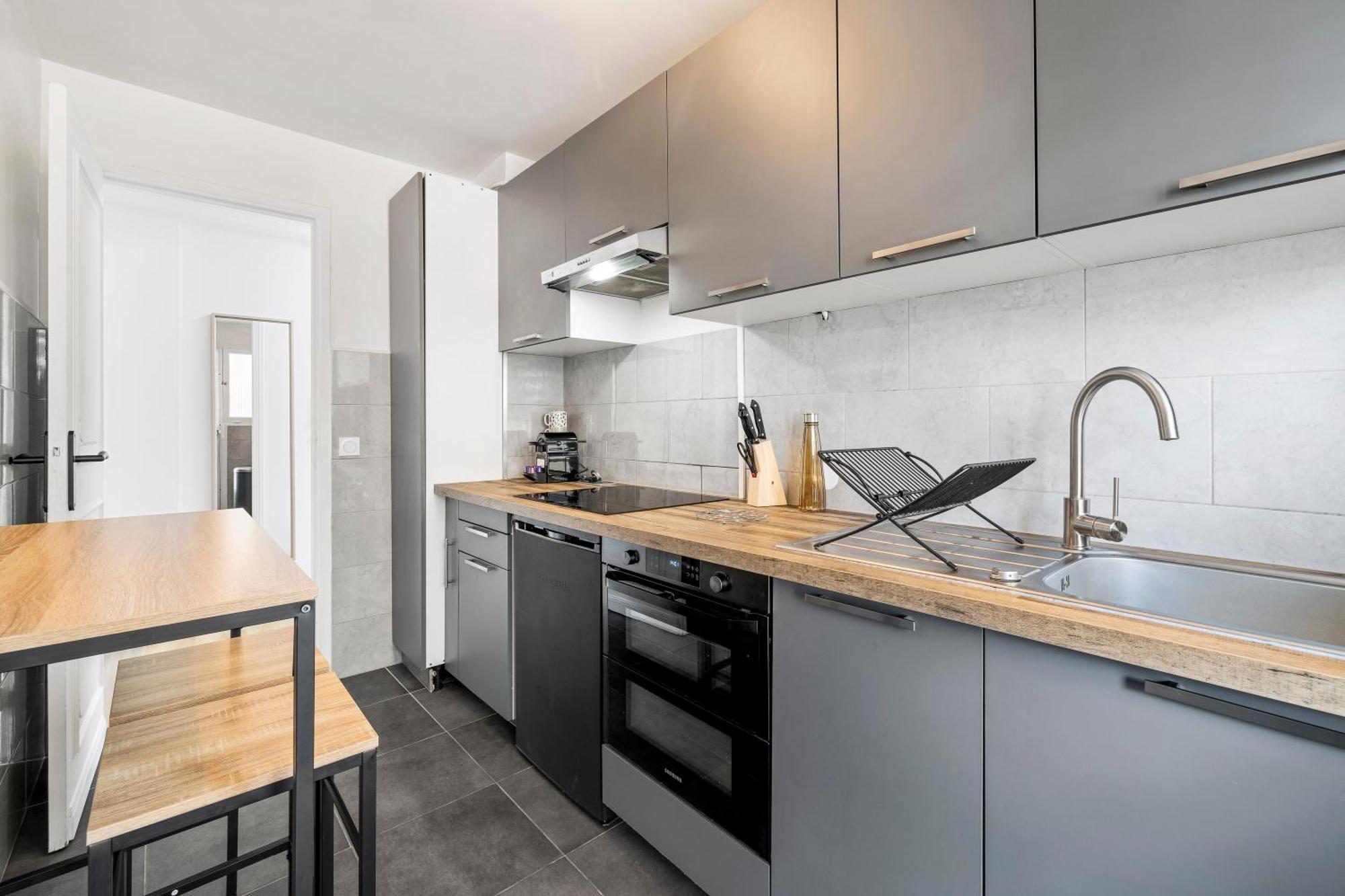Renting - Philibert - Elegant Spacious Quiet Near The Port Free Parking Apartamento