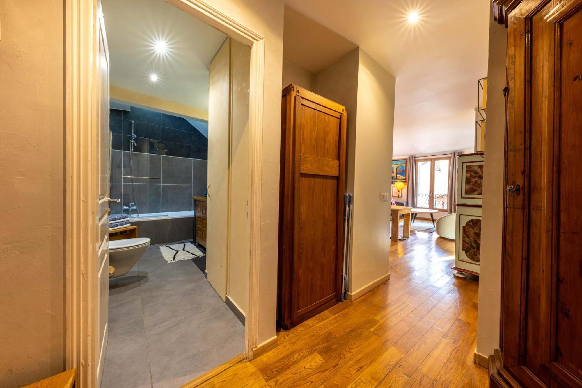 Spacious And Bright Flat Close To The : Heart Of Old Apartamento *