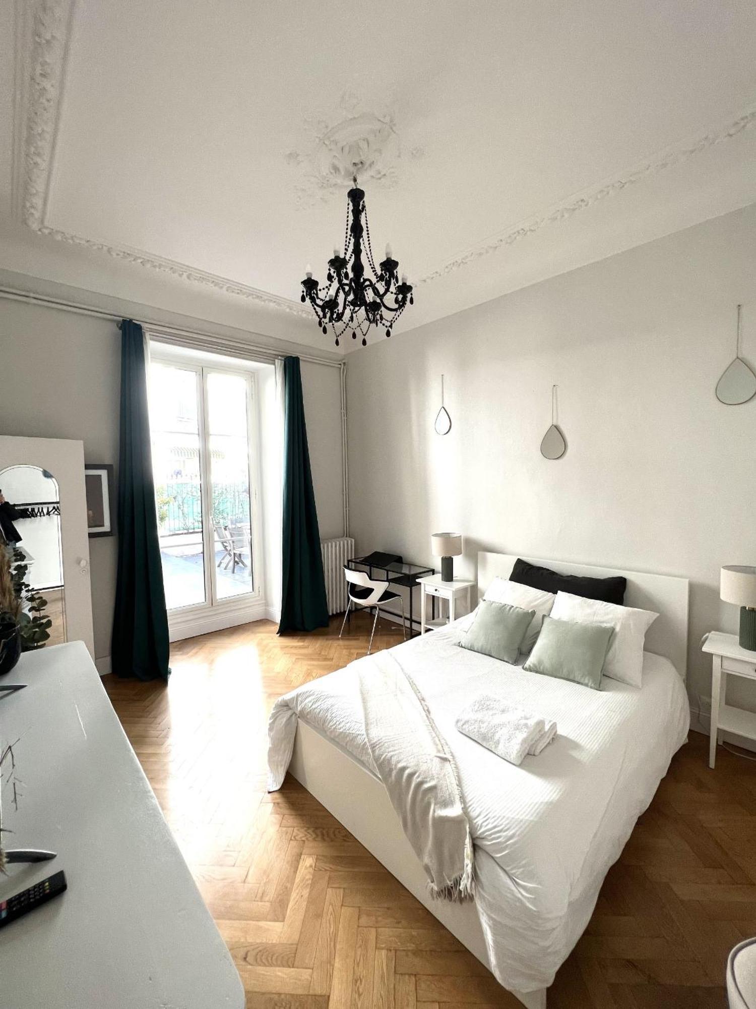 Superbe De 105 M2, Hyper Centre Avec Terrasse, Parking, A 5 Min De La