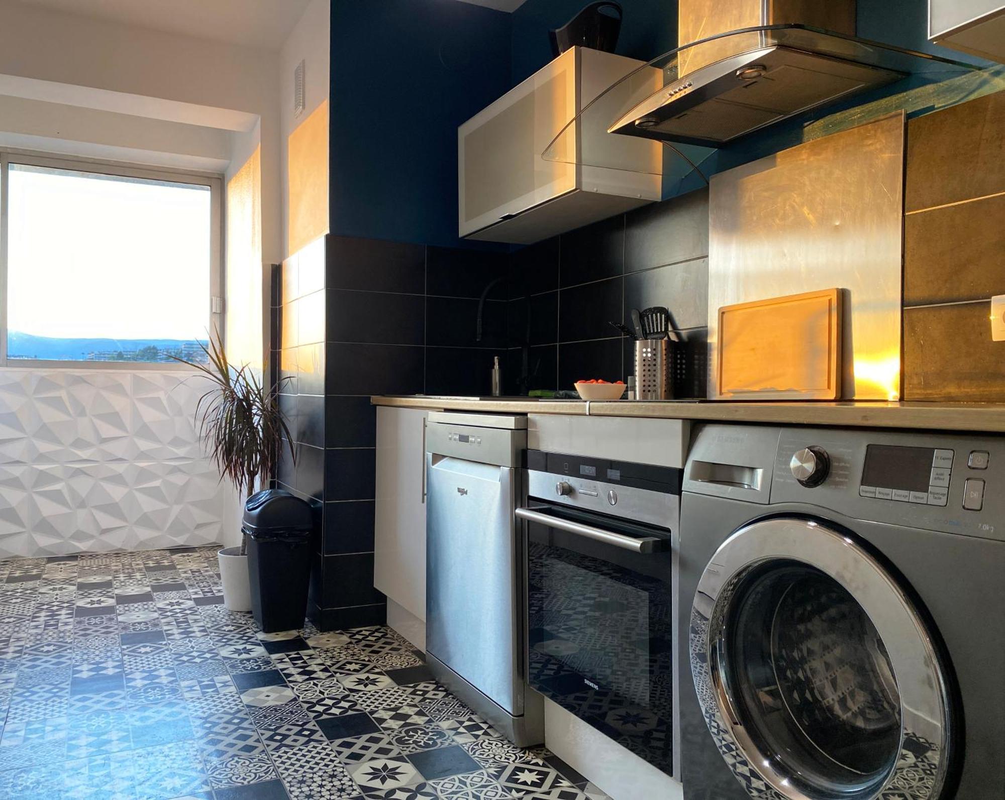 Panoramic Sea View - Air-conditioning - Balcony - Tramway - 2 Bedrooms - Wifi - Fully Equipped Kitchen Apartment *