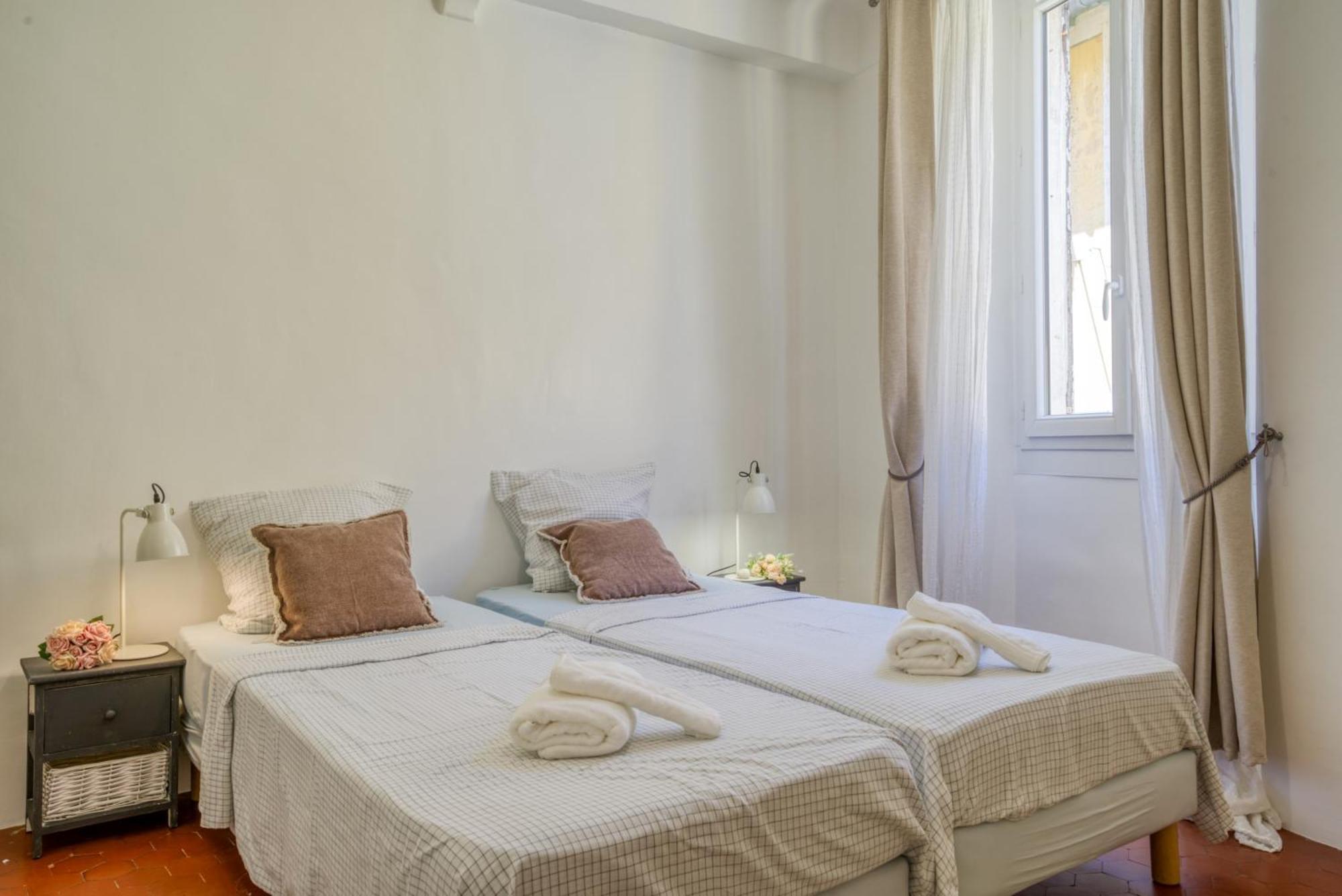 Typique - 2 Bedrooms,typical Apartment-old Town Apartment