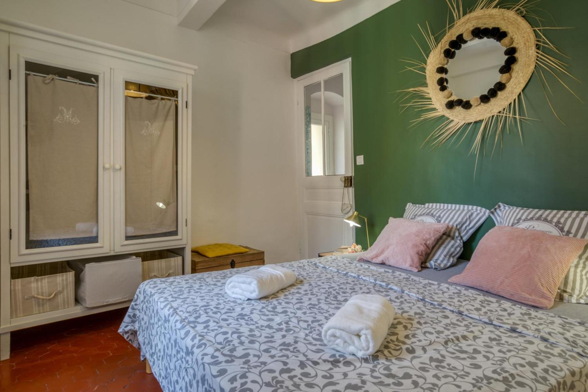 Typique - 2 Bedrooms,typical Apartment-old Town *
