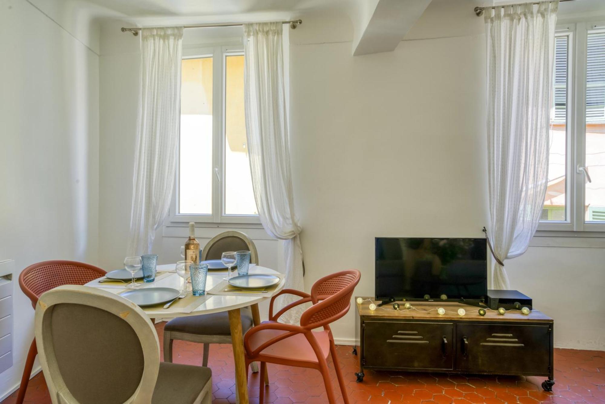 Typique - 2 Bedrooms,typical Apartment-old Town Apartment *