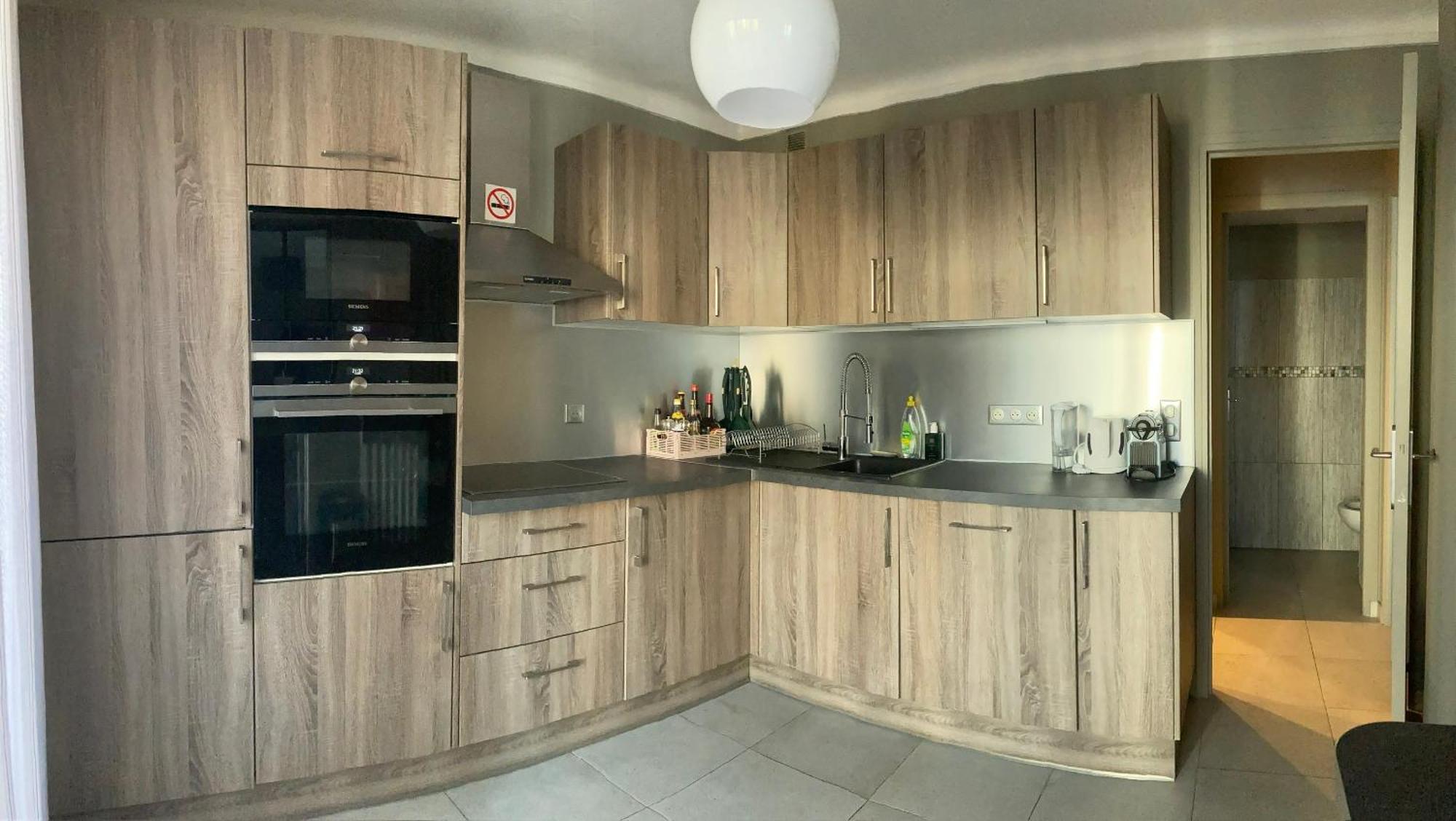 Only For Ladies!! Comfortable Shared Homestay, West Cosy Flat With Balcony, Near Airport, Train, Beach, Public Transport, Supermarket Accommodatie bij particulieren *