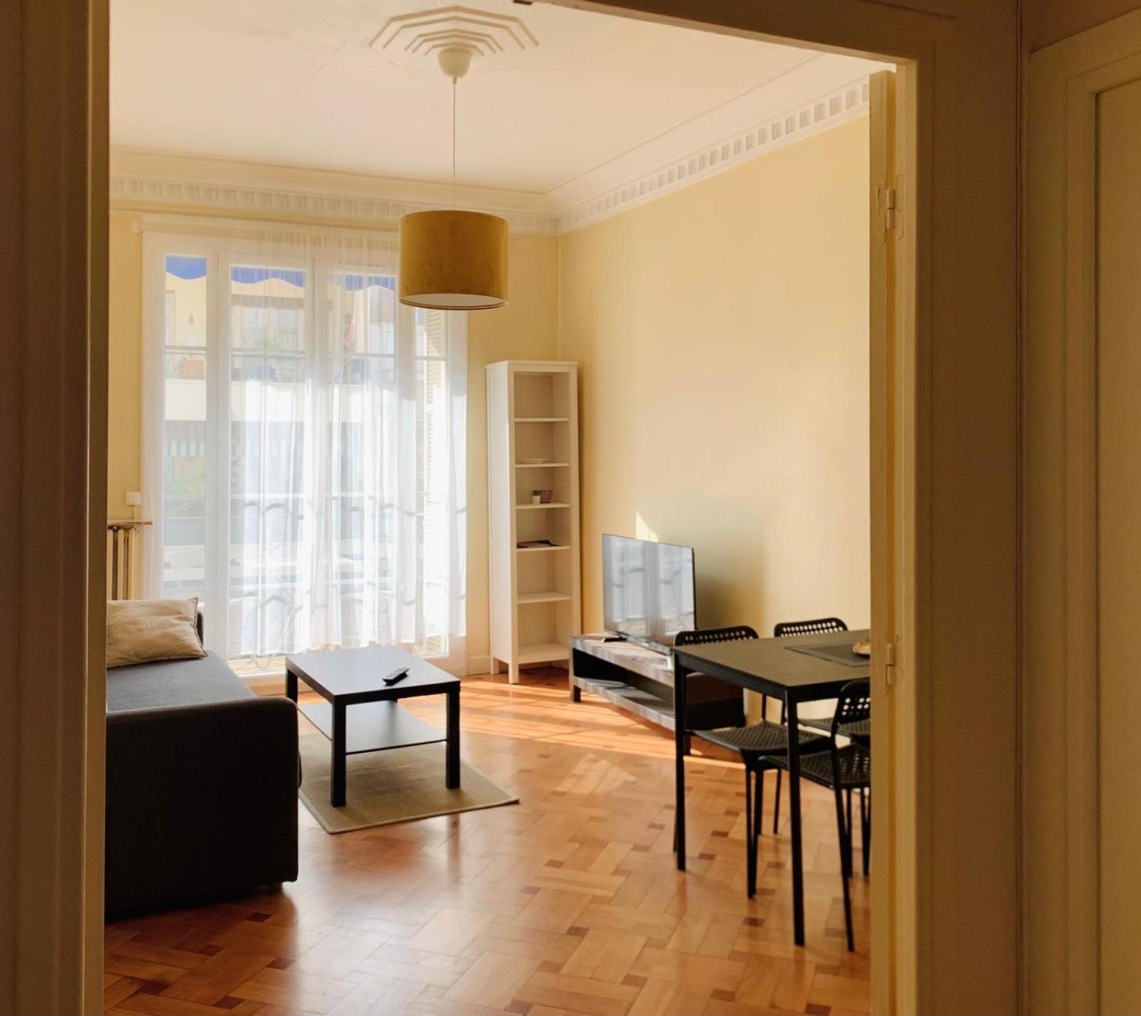 Chic & Spacious Getaway In - 10min To Apartment