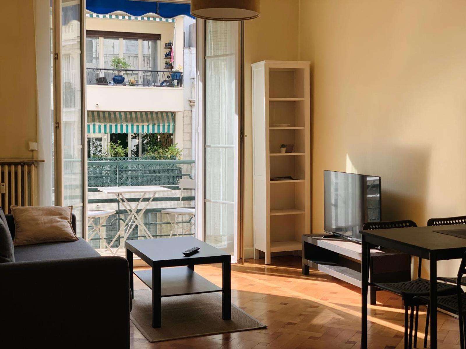 Chic & Spacious Getaway In - 10min To Apartment