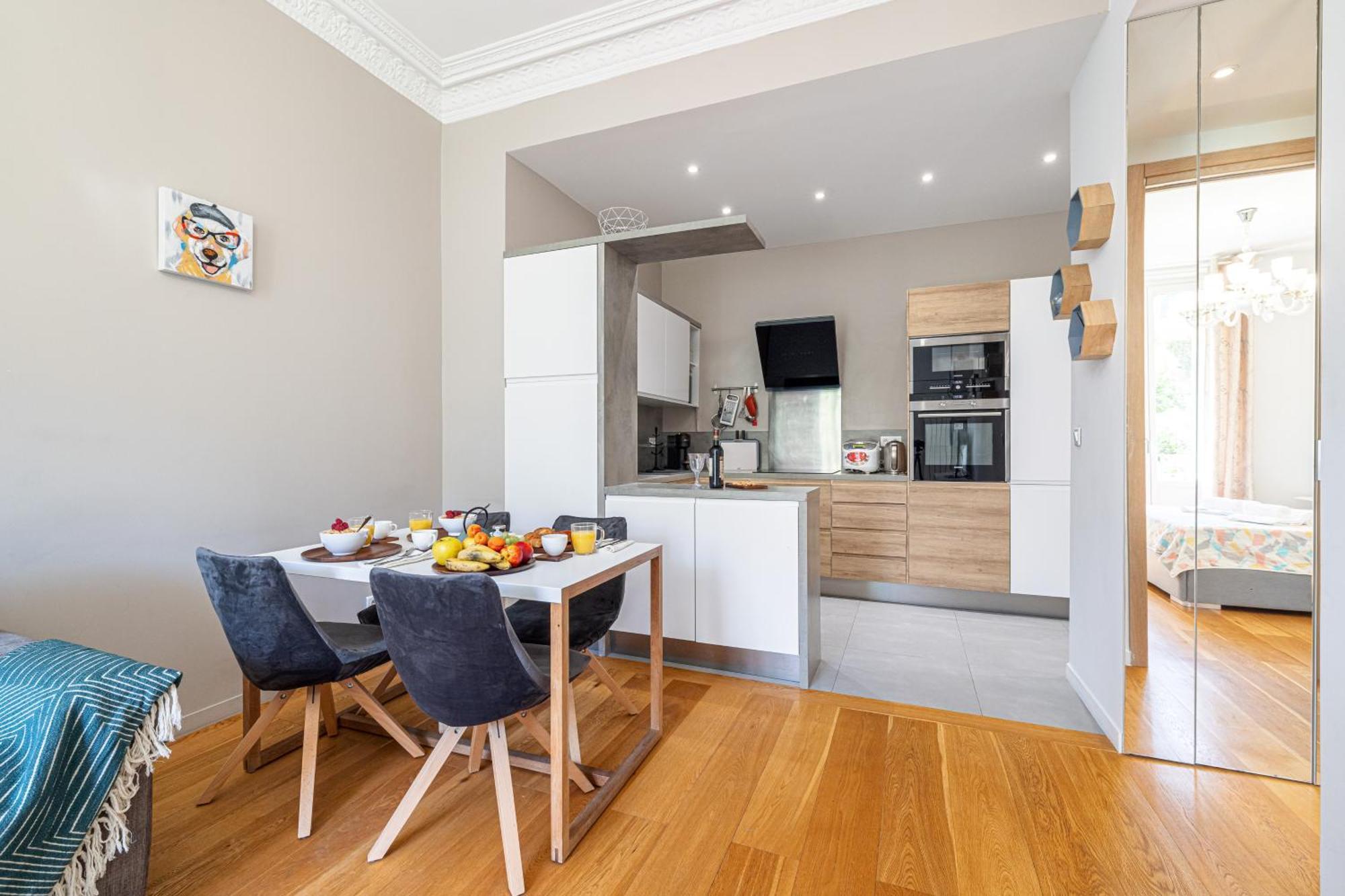 Joffre 49-d - Charming 2 Bedroom - Carre D'or Apartment