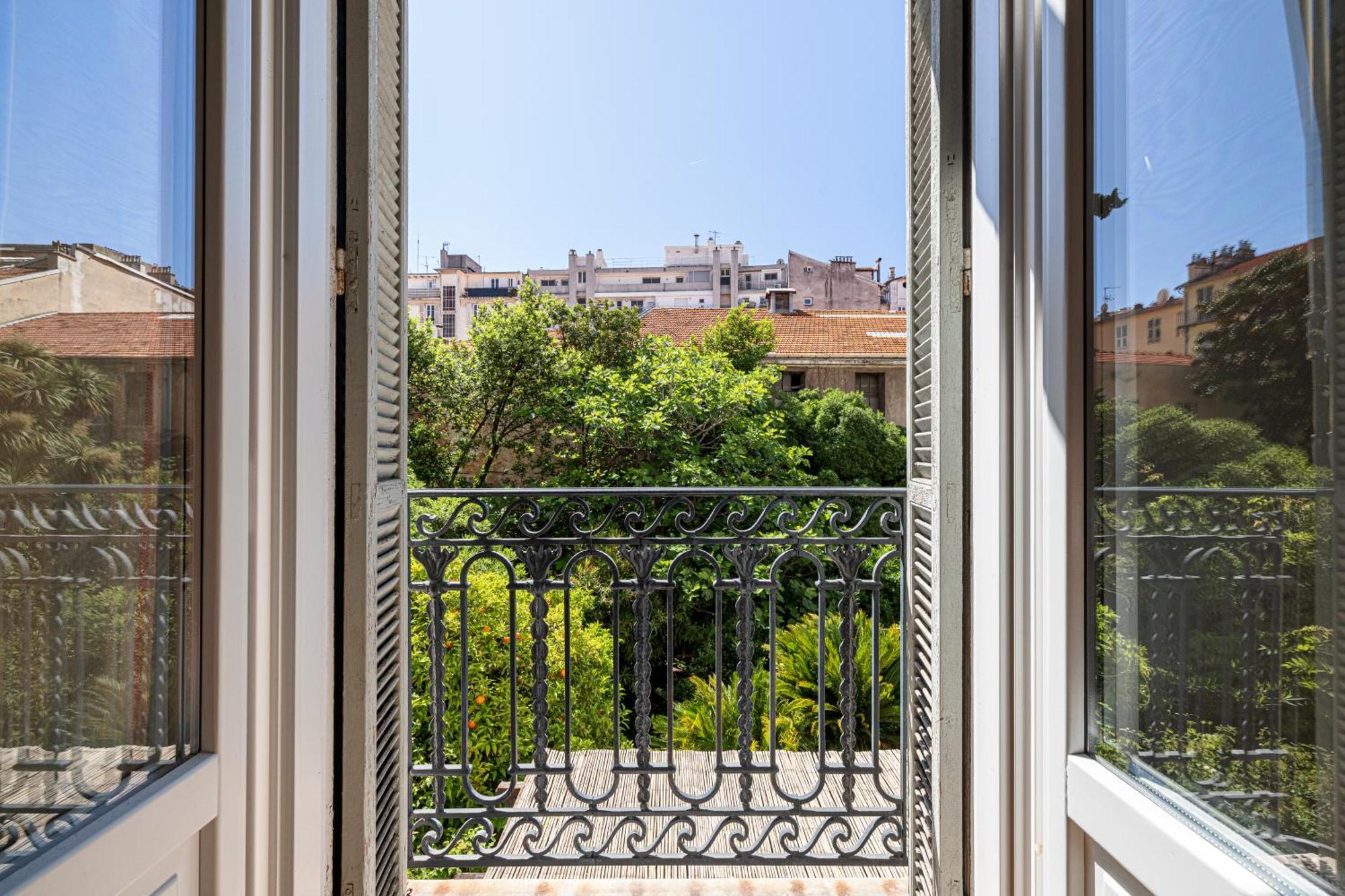 Joffre 49-d - Charming 2 Bedroom - Carre D'or *