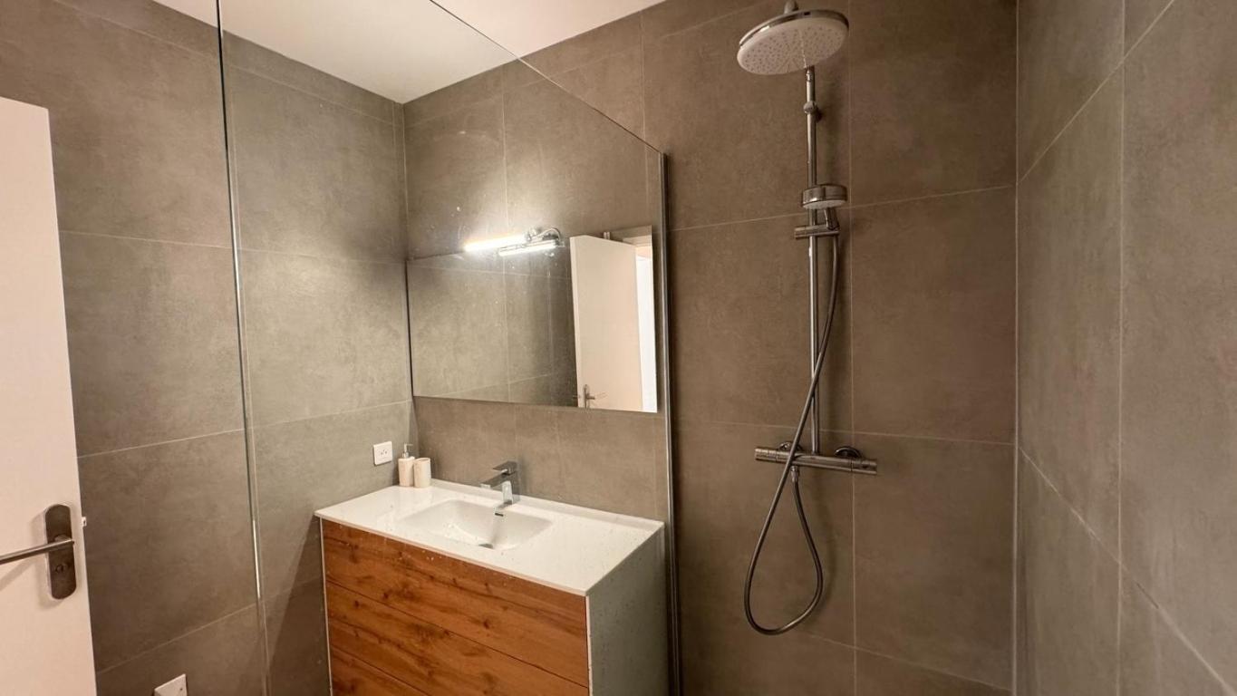 Elegant 3 Pieces, 2 Chambres, 4 Pers, Clim, Wi-fi, Proche Des Plages *