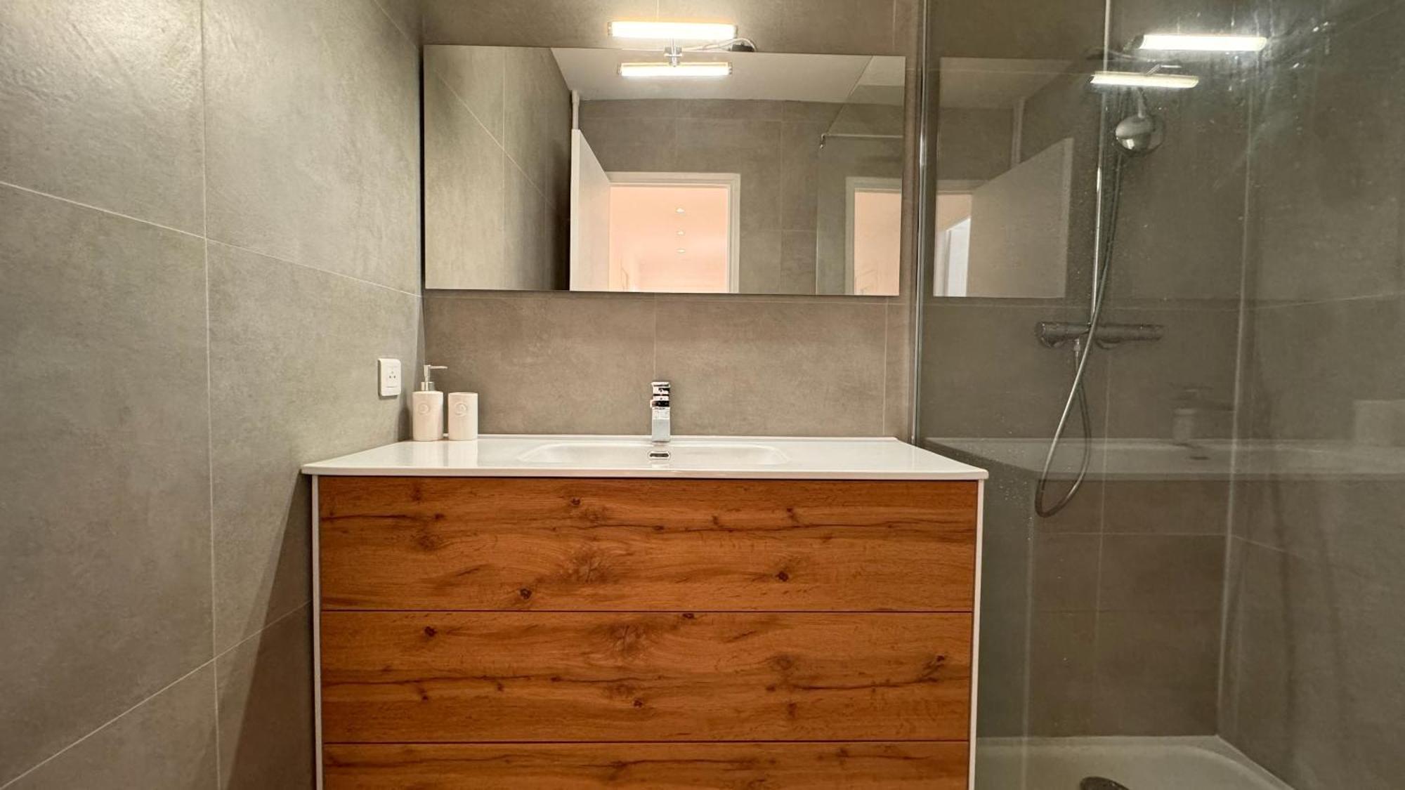 Apartment Elegant 3 Pieces, 2 Chambres, 4 Pers, Clim, Wi-fi, Proche Des Plages Nice