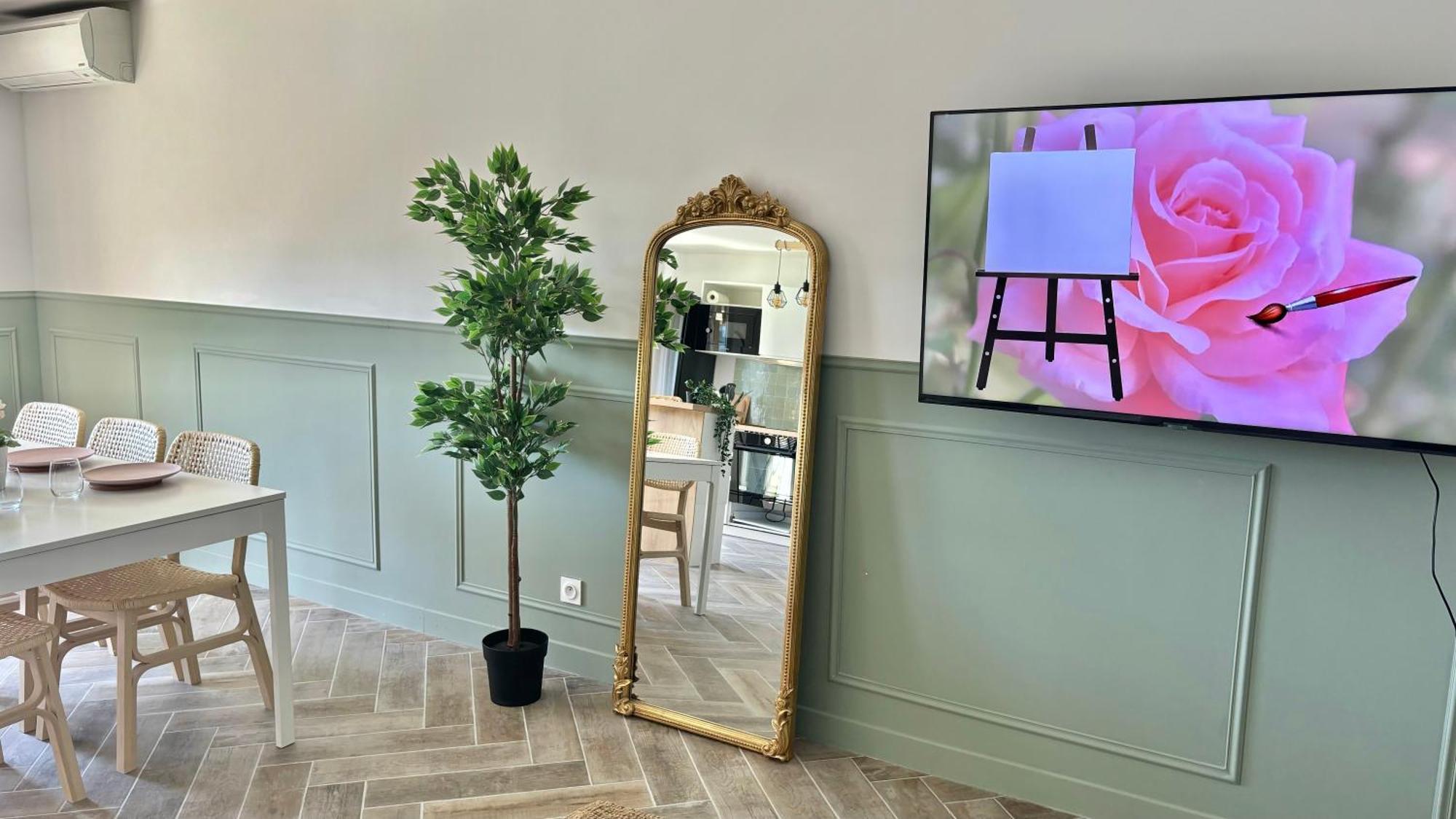 Modern & Cosy 3 Bedrooms Train Tramway Apartment *