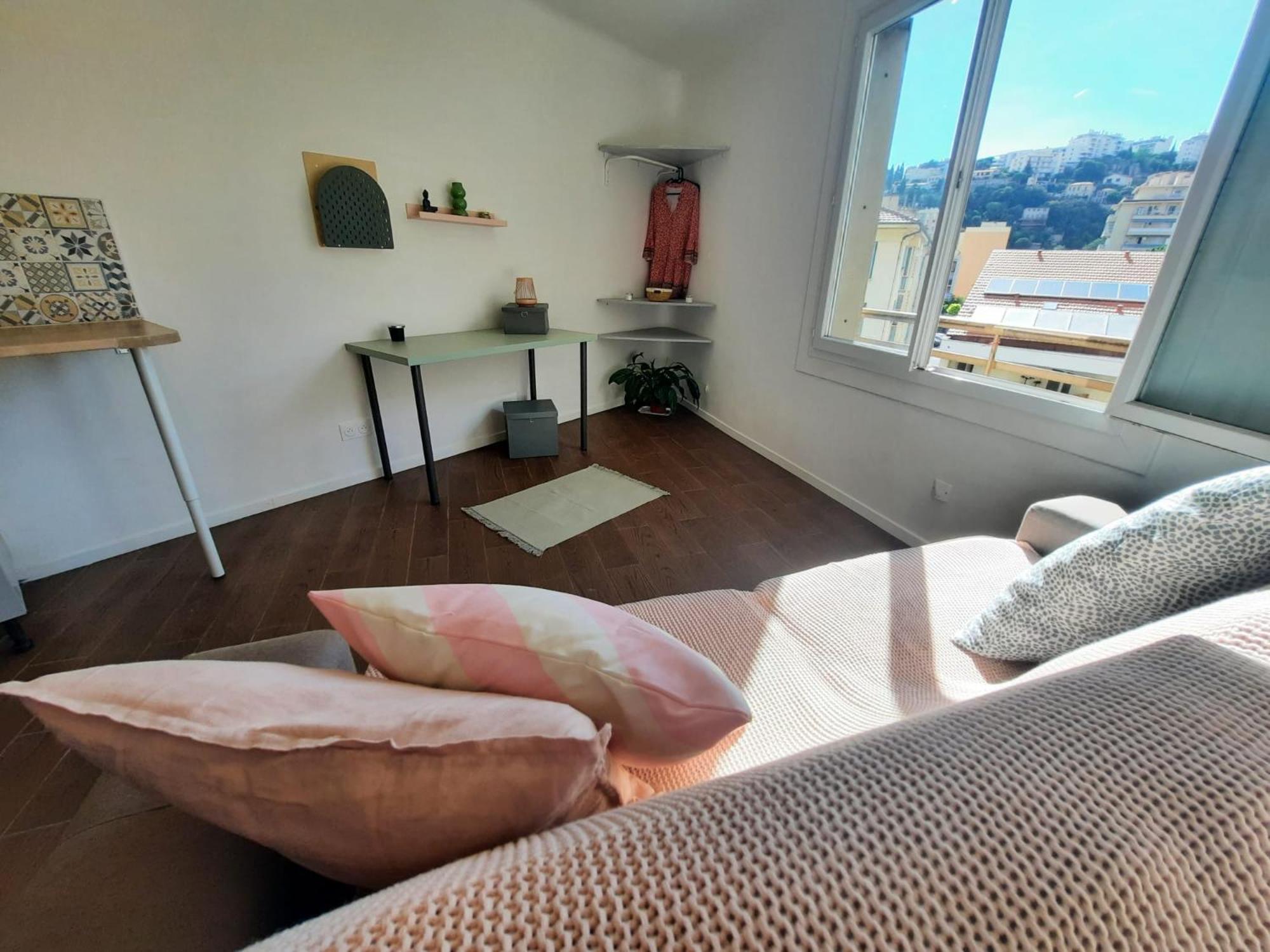 Homestay La 3, Climatisee Ac, Cuisine Privee, Calme