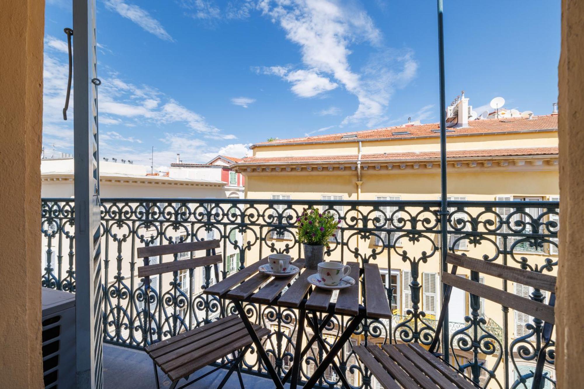 Massena Street - 1 Bdr Duplex With Ac & Parking Nice