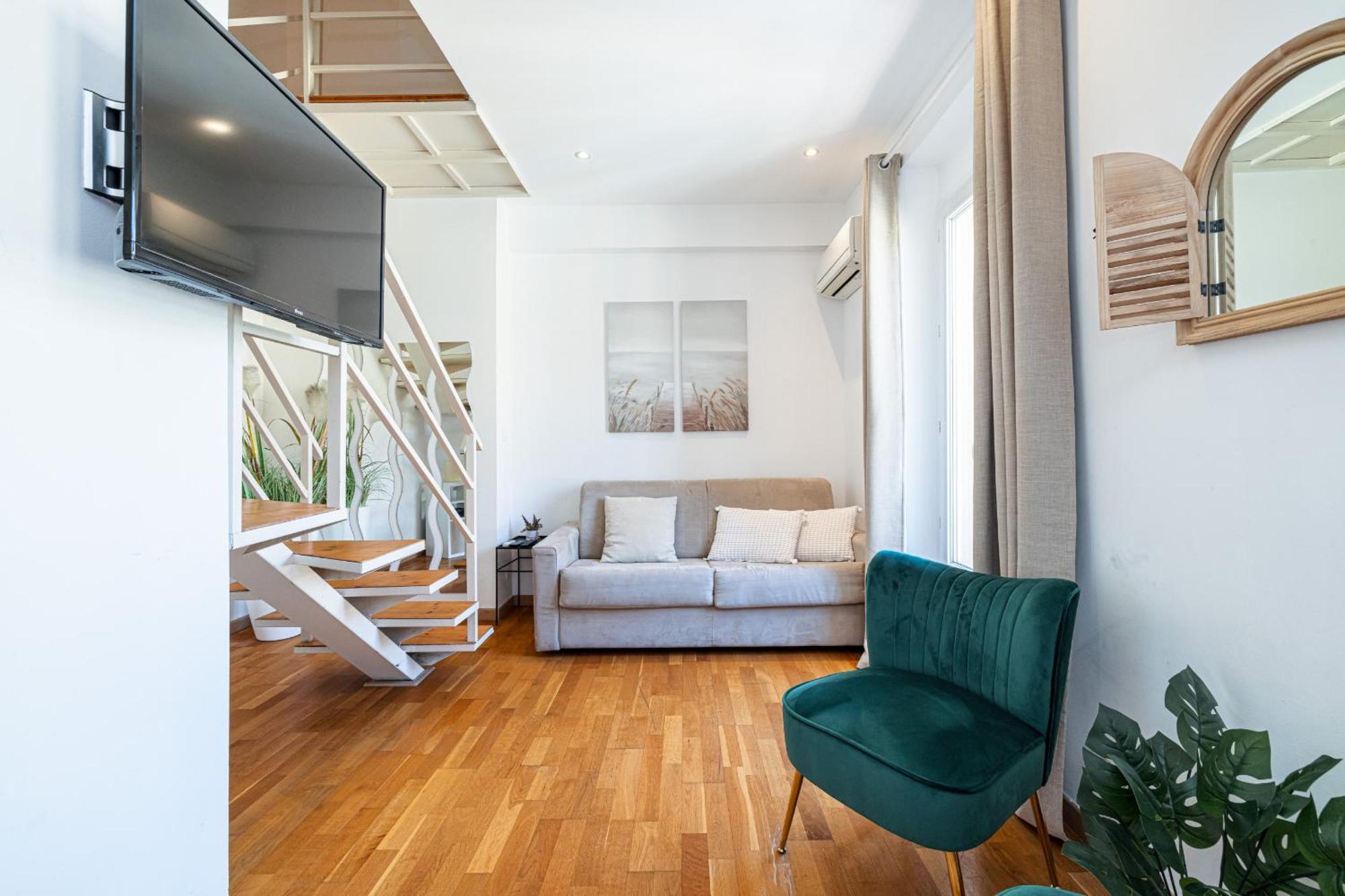 Massena Street - 1 Bdr Duplex With Ac & Parking *