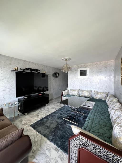 Promenade Apartment *
