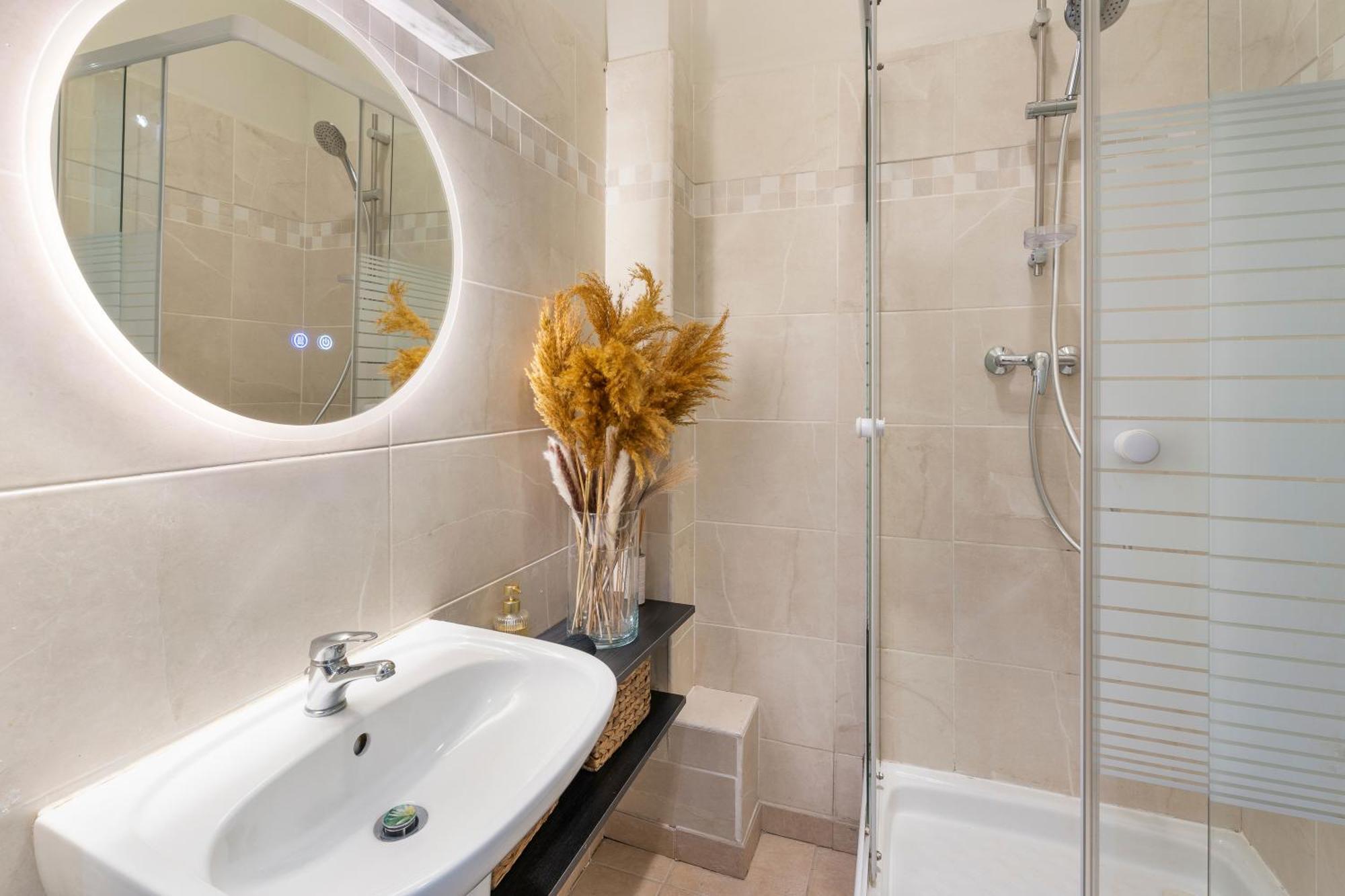 Renting - 72 France - Negresco Coastal Getaway - Comfort & Style Apartment Nice