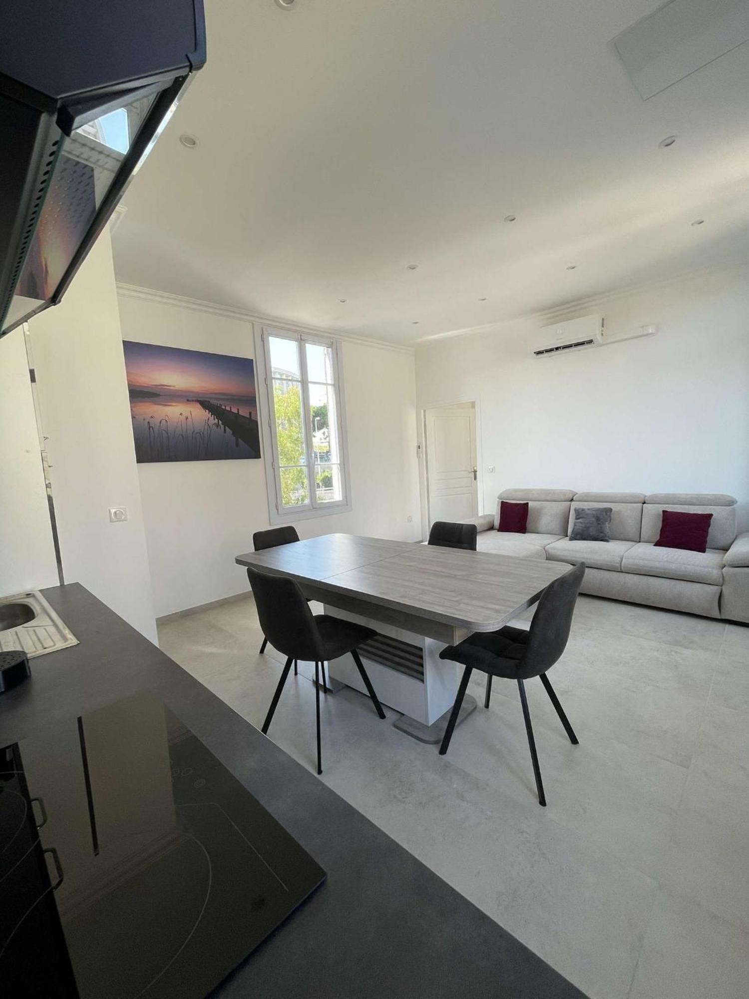 Cosy Flat 250m From * Nice