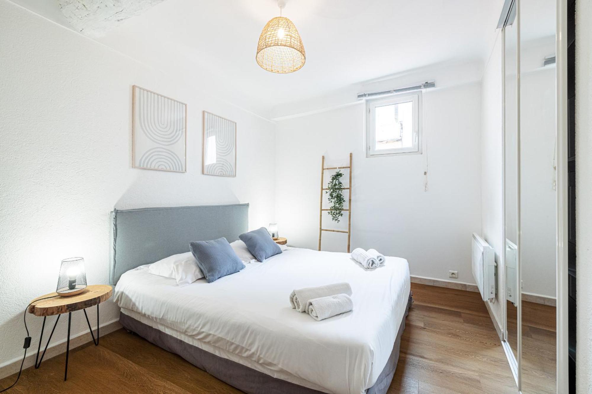 2 Bdr Heart Of The Old Town Apartment