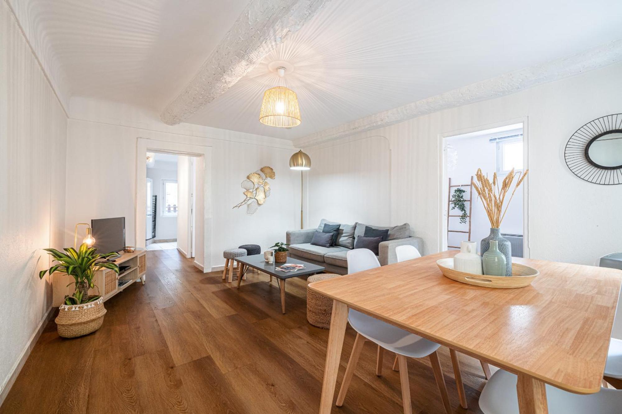 2 Bdr Heart Of The Old Town Apartment