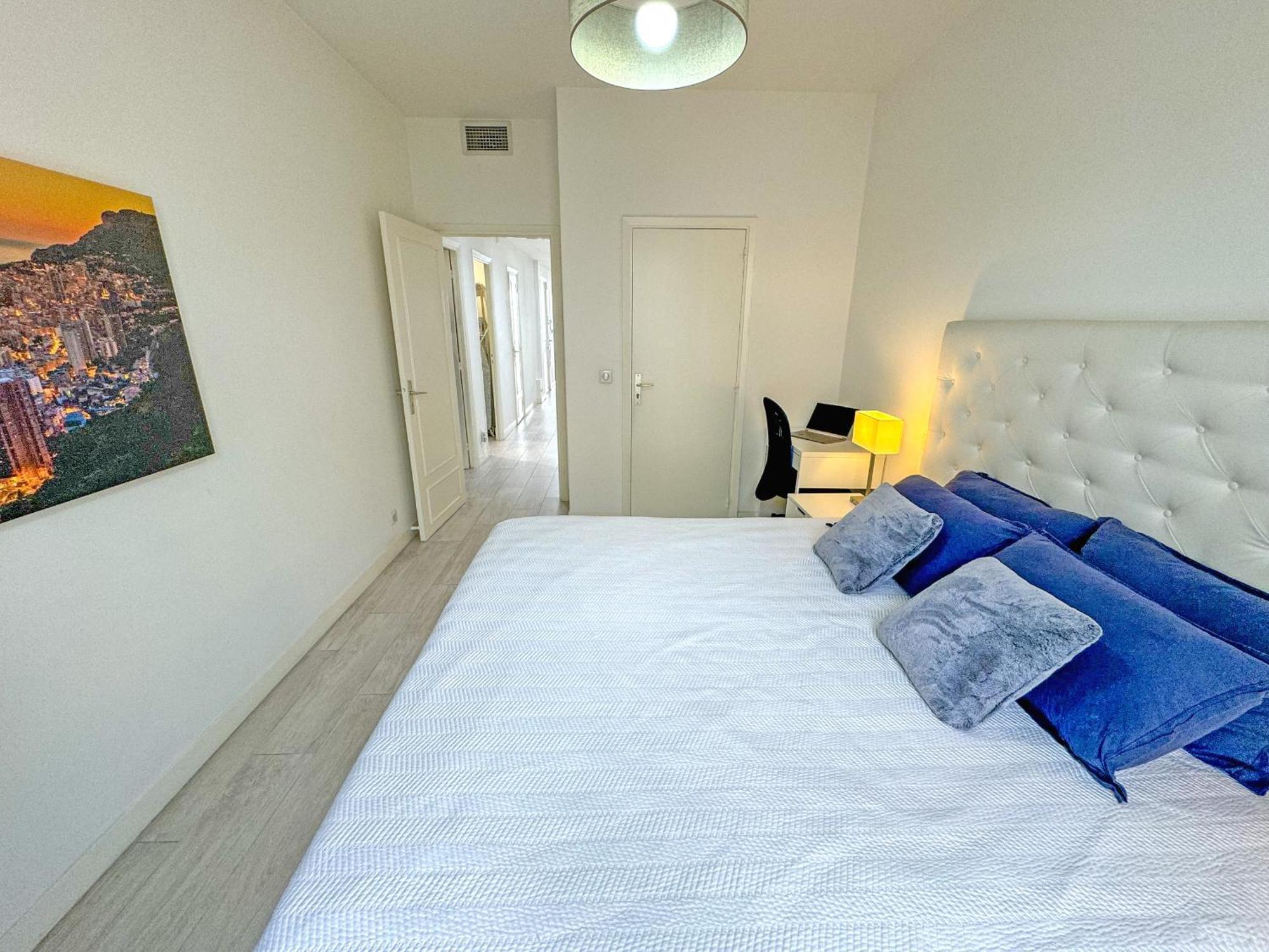 Gorgeous Oceanfront Promenade Apartment