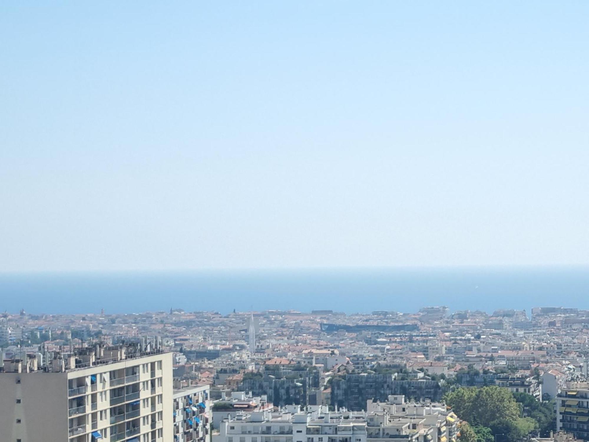 Privative Renove 2024, Climatisation, Tramway Sur Place , 12 Min Centre, 16 Min Plage, Apercu Lateral Mer, 2 Wc Avec 2 Salle De Bain, Private Renovated 2024, Air-conditioned , Tram On Spot, 2 Toilets And 2 Bathrooms Bed & Breakfast Nice