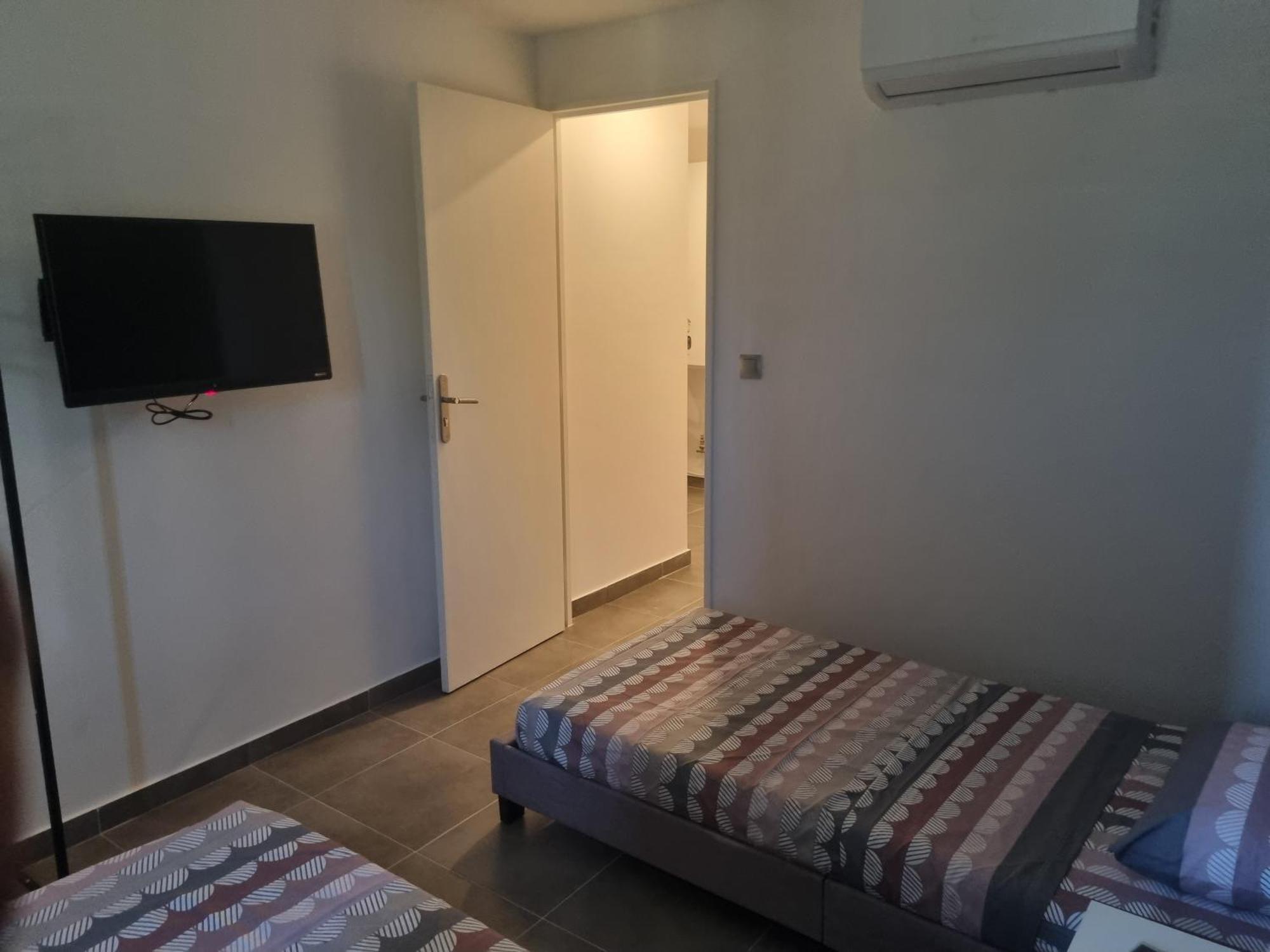 Privative Renove 2024, Climatisation, Tramway Sur Place , 12 Min Centre, 16 Min Plage, Apercu Lateral Mer, 2 Wc Avec 2 Salle De Bain, Private Renovated 2024, Air-conditioned , Tram On Spot, 2 Toilets And 2 Bathrooms Bed & Breakfast