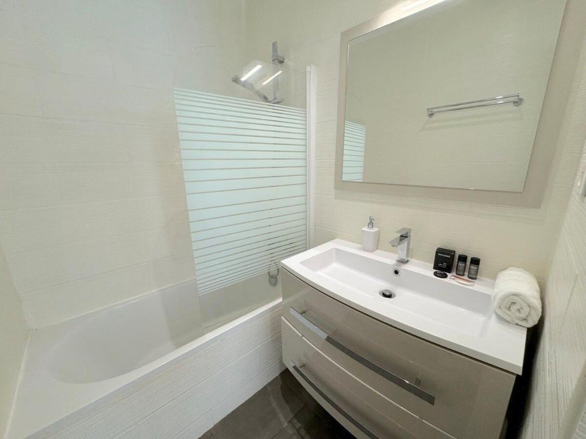 Apartment Magnifique 2p, 600m De La Plage, Balcon Et Clim Nice