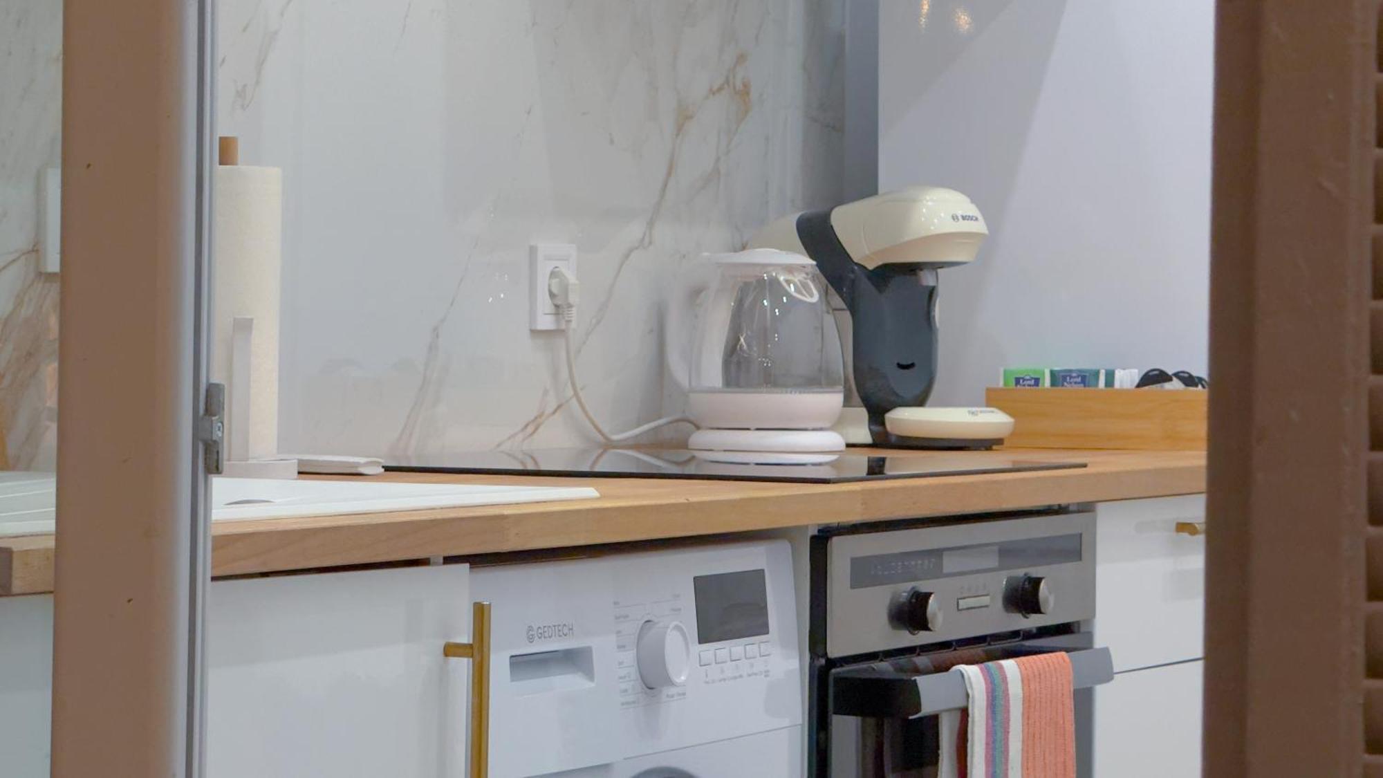 - Bright & Modern - Private Terrace - Aircon - Near Train &