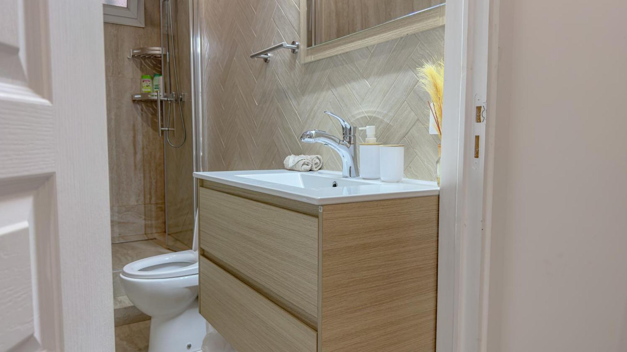 - Bright & Modern - Private Terrace - Aircon - Near Train & Nice